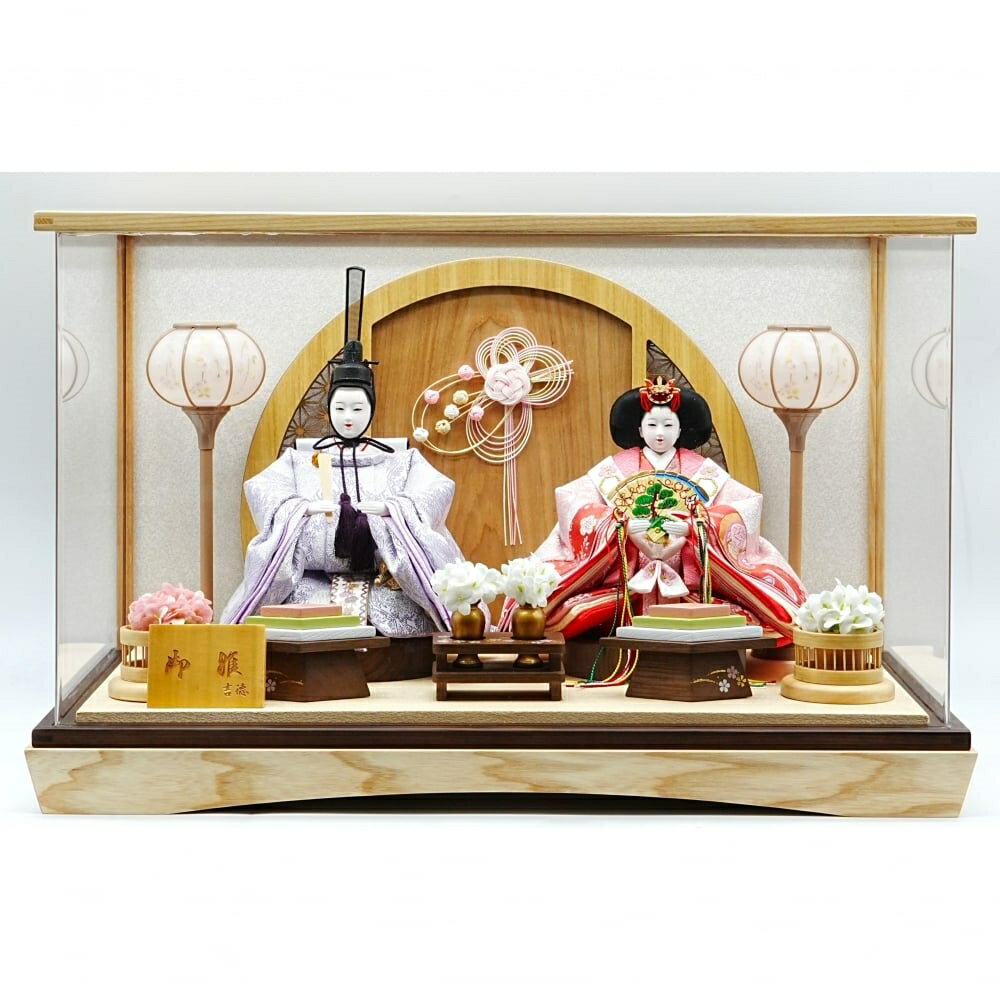 ＜全国無料配送＞初節句のお祝いに。トイザらス・ベビーザらスがおすすめする雛人形『ケース親王飾り「麻の葉衝立パノラマアクリル」』です。おすすめポイント！春らしい桜柄の衣裳のお人形をセットしたお飾りです。こちらのお飾りはケースを外しても水引の飾りを付けた麻の葉模様の透かし彫りが施された背景の衝立がある為、親王飾りとしてもお飾りいただけます。お好みに合わせてお楽しみ下さい。本商品は人形等がケースに固定され、梱包されていますので、梱包箱から出すだけでお飾り頂けます。※麻の葉模様：正六角形を基本とする割付文様の一つで、麻の葉に似ていることから麻の葉模様と呼ばれるようになりました。麻の葉は成長が早く、真っ直ぐにグングン育つことから、子供の健やかな成長への願いが込められた縁起の良い柄＜おすすめの飾り方＞お子様のお名前と生年月日の入った『名前旗』（別売り）や、各々が縁起の良い意味を持つ飾りを吊るした『つるし飾り』（別売り）などと合わせてお飾りいただければ、お節句のお祝いがより華やかになります。お人形と高さや色味を合わせると統一感もでて、お写真の撮影にもおすすめです。＜商品サイズ＞（約）間口55×奥行き35×高さ36cm＜梱包サイズ＞（約）間口63×奥行き42×高さ44cm＜商品重量＞（約）5.9kg＜梱包重量＞（約）7.9kg＜発送個数＞1箱　人形サイズ：三五親王　お顔：石膏頭/髪：絹　ケース：茶木目アクリルケースかぶせタイプ背景：衝立に水引飾り・麻の葉透かし彫り　雪洞：あかりが灯ります。　ブランド：吉徳＜セット内容＞人形(2人)一式、アクリルケース1点、雪洞1対、花一対、道具(2点)一式、木札1点＜原産国＞人形衣裳＝日本製　縫製着付＝日本製　総仕上げ＝日本製発送元：(株)雅工房 配送業者：佐川急便【ご注文締め切り：2026年2月23日（3月2日までのお届け）】【お届け：2026年1月10日以降、通常ご注文後7～10営業日（土日・祝日を除く）。上記の発送元より直接お届け先に発送されますので若干遅れる場合もございます。日時指定は承れません。※沖縄県・一部の離島は、更に数日かかる場合がございます。】【返品・交換：商品不良の場合を除き、商品到着後8日以内にお問い合わせセンターまでご連絡ください。】【この商品は予約商品です。お支払いはカード払いのみとなります。なお、クレジットカード会社によっては、商品お届け前のご請求となる場合がございます。】※トイザらス・ベビーザらス店舗により取り扱い商品、在庫状況が異なります。※一点一点職人の手作りのため、お顔の表情や衣裳の柄の出方など若干異なる場合がございます。予めご了承ください。こちらの商品は配送日時指定、当日出荷の対象外商品となります。※この商品はメーカー直送商品です。※代引き決済を選択された場合、事前連絡なしにキャンセルになりますので、予めご了承ください。※お支払い方法はご利用ガイドの「お支払い方法・お支払いについて」をご確認ください。※ご注文確定後の注文内容の変更、キャンセルはお受けしておりません。※対象年齢がある商品については目安となっております。※実際の商品と画像は若干異なる場合がございます。対象月齢 (カ月～)：0.0 - 36.0梱包サイズ (cm)：55,36,35重量 (g)：2 KILOGRAMyakobo,こちらの商品は代金引換をご利用いただけません。1配送単位となり、他のアイテムを一緒にご購入された場合、別途送料がかかる場合があります。