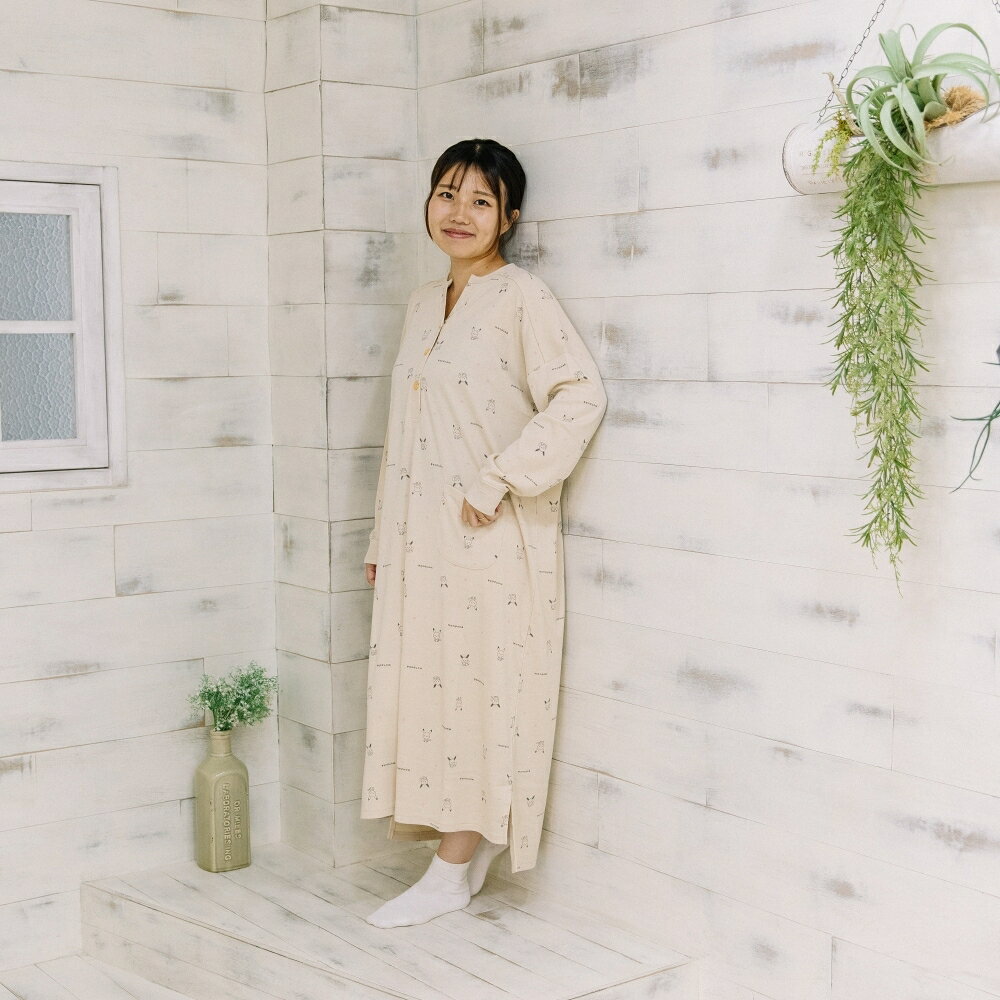 ポケモン公式ブランド『monpoke（モンポケ）』から「monpoke collection」 を展開！モンポケのマタニティパジャマです。ワンピースタイプのパジャマです。なめらかで伸縮性が良いスムス素材です。総柄とワンポイントがそれぞれかわいいデザイン♪ハーフ開きのボタン留めで、授乳の際にも開け閉めが楽々！＜サイズ＞M-Lサイズ：身丈113cm　身幅64cm　袖丈43.5cm　　＜素材＞スムス＜組成＞本体：綿65％　ポリエステル35％リブ部分：綿62％　ポリエステル34％　ポリウレタン4％こちらの商品は実店舗から入荷・発送しておりますため、パッケージ状態や、梱包状態が商品ごとに異なる場合がございます。一部商品に商品管理ラベルが添付されている場合がございます。※お支払い方法はご利用ガイドの「お支払い方法・お支払いについて」をご確認ください。※ご注文確定後の注文内容の変更、キャンセルはお受けしておりません。※対象年齢がある商品については目安となっております。※実際の商品と画像は若干異なる場合がございます。対象月齢 (カ月～)：0.0 - 36.0梱包サイズ (cm)：65,120,2重量 (g)：300 GRAM著作権：(C)Pokemon. (C)Nintendo/Creatures Inc./GAME FREAK inc.monpoke