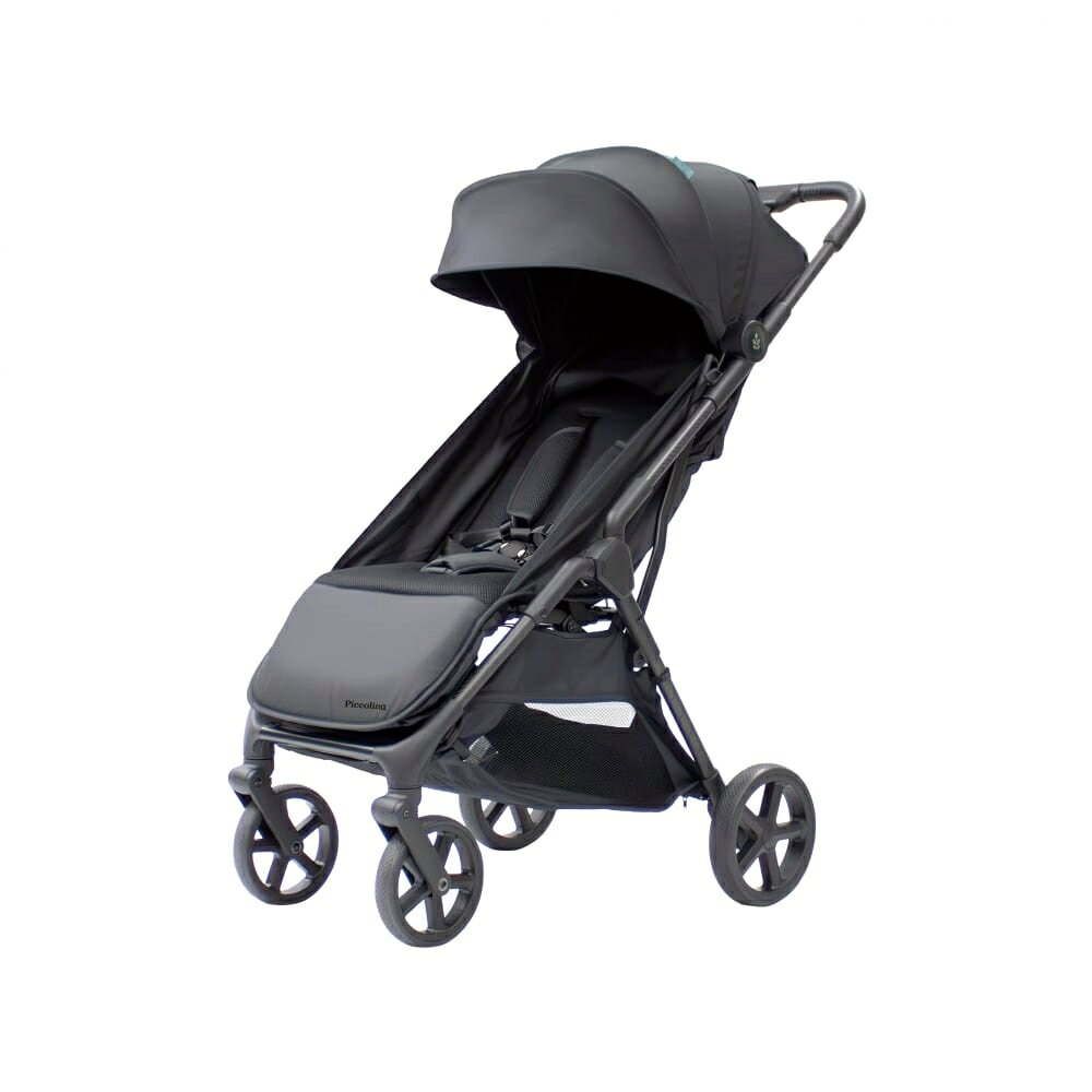 piccolinaSTRADA CARBON毎日のお出かけを、もっと軽やかに、もっと安心して。Piccolinaのカーボンベビーカーは、BabyとFamilyの“いま”に寄り添い、移動の時間を心地よく整える一台です。フレームにはカーボン素材を採用。マットなブラックで統一されたシャープなデザインは、都会的で洗練された印象に。シンプルで上品な佇まいは、日常使いから少し特別なお出かけまで、自然に馴染みます。本体重量は約5.3kg。他社製品と比べても軽量で、持ち運びや折りたたみ、車への積み下ろしもスムーズ。毎日の外出を、より身軽にしてくれます。前輪タイヤ部分にはサスペンションを搭載。路面からの衝撃をやわらかく吸収し、段差や凹凸のある道でも安定した走行を実現。押し心地はなめらかで、操作しやすく、赤ちゃんへの負担も軽減します。座面はフラットポジションまで調整可能。お昼寝の時間も、無理のない自然な姿勢で過ごせます。背面側には収納ポケット付きのカバーを備え、お出かけに必要な小物をさっと収納できるのも嬉しいポイント。カバー上部には、めくるだけで赤ちゃんの様子が確認できるメッシュ窓を搭載。通気性を確保しながら、走行中でも赤ちゃんの表情や眠りをそっと見守れます。さらに、別売りのフロントガードを取り付けることで、より安心感のある仕様に。赤ちゃんの体をやさしく支え、つかまりやすさもプラス。成長やお出かけシーンに合わせて、必要なものを選べる拡張性もPiccolinaらしい魅力です。軽さ、走行性、快適性、そしてデザイン。どれも妥協せず、子育ての日常にちょうどいいバランスで。「小さな、大切なもの」を想う気持ちを原点に。Piccolinaは、子育ての時間を静かに支え、未来へ続くしあわせをかたちにしていきます。＜セット内容＞本体×1、前車輪×2、後車輪×2、説明書■ベビーカータイプ：AB兼用型■対象月齢：生後1ヶ月～4歳頃まで（体重22kg以下）■重量：約5.3kg■サイズ：W51.5 × D82 × H100cmタイヤ径 18cm（大径タイヤ）■折りたたみサイズ：W51.5 × D22 × H57cm■フレーム素材：ドライカーボン（超軽量・高強度）■リクライニング：無段階調整（フルフラット～ほぼ90度直立）■走行性能：前輪サスペンション搭載、ワンプッシュストッパー■安全・快適装備：ビッグキャノピー、メッシュ付き機能性窓、マグネットバックル■操作性：ワンハンド片手折りたたみこちらの商品は実店舗から入荷・発送しておりますため、パッケージ状態や、梱包状態が商品ごとに異なる場合がございます。一部商品に商品管理ラベルが添付されている場合がございます。※お支払い方法はご利用ガイドの「お支払い方法・お支払いについて」をご確認ください。※ご注文確定後の注文内容の変更、キャンセルはお受けしておりません。※対象年齢がある商品については目安となっております。※実際の商品と画像は若干異なる場合がございます。対象月齢 (カ月～)：1.0 - 48.0梱包サイズ (cm)：28,100,52重量 (g)：6100 GRAMkayo,#00003742,#00001961,#10003155,#00003939,#00008361,#00004220,#00004039