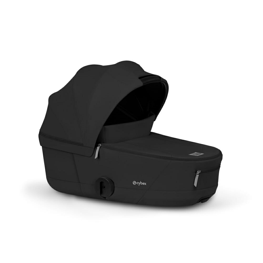 ゆとりあるサイズ、上質な眠り、そして優れた携帯性。 フォールドキャリーコットは、ストローラーフレームに装着したままでも半分のサイズに折りたたみ可能。収納や持ち運びをよりスムーズにし、日常の移動にゆとりをもたらします。■ゆとりある空間と、上質な心地よさお子さまに、最大限の快適性を。外の世界からやさしく守られた、ラグジュアリーで安心感のある空間。 革新的なコットの設計により、赤ちゃんは自由に身体を伸ばし、成長しながら、自分にとって最適な眠りのポジションを見つけることができます。■サンバイザー付き 拡張サンキャノピー拡張式のサンキャノピーとサンバイザーが UPF50+の紫外線対策を提供。 日差しからだけでなく、風や天候の変化といった外的要因からも赤ちゃんを守り、外の世界に配慮した、安全で落ち着ける環境を整えます。■通気性抜群 ソフトフォームマットレス包み込まれる、極上のやさしさ。人間工学に基づいて設計されたマットレスが、赤ちゃんにとって心地よい眠りの場を提供します。 コットベースには通気性と換気性を確保する構造を採用し、空気の流れを促進。 寝姿勢を選ばず、ムレを抑えながら、涼しく、穏やかで快適な睡眠環境を保ちます。■パノラマ＆スカイビュー ウィンドウ最適な通気性を確保。2つのメッシュウィンドウが、心地よい風を取り込み、赤ちゃんに外の世界を感じさせてくれます。 ウィンドウを閉じれば、外界からやさしく守られた、ぴったりと落ち着ける空間に。 シーンに応じて開閉することで、通気性と安心感のバランスを整え、常に快適な環境を保ちます。■フレーム装着のまま、コンパクトに折りたたみ車のトランクにも、自宅収納にも省スペース。フォールドキャリーコットは、省スペース性に優れた理想的な設計。 自宅での収納はもちろん、車のトランクにもすっきり収まります。 ストローラーフレームに装着したままでも半分のサイズに折りたためるため、移動や収納がよりスムーズに。 家族の毎日に、自由と利便性をもたらします。■キャノピー一体型 キャリーハンドルバランスよく、軽やかに持ち運び。キャノピーに一体化されたキャリーハンドルで、キャリーコットを楽に持ち運び。 重心バランスを考慮した配置により、安定感のある持ち上げを実現し、移動時の負担を軽減します。■スマートに、そして最もコンパクトにキャリーコットを折りたたむと、ベースの一部がキャリーハンドルへと変形。 重心バランスに配慮した設計により、収納場所や車のトランクへの持ち運びも安定して行えます。 省スペース性と持ち運びやすさを両立した、思慮深いディテールです。■フロントポケット外出先でこそ、収納のちょっとした工夫が役立ちます。 ファスナー付きのフロントポケットなら、小物を安全に収納でき、必要なときにさっと取り出せて、移動中も安心です＜本体サイズ＞開：W44×D81×H55（cm） 　 閉：W44×D55×H20（cm）＜製品重量＞　5.3kg＜使用月齢＞　新生児～生後6ヵ月頃迄＜適応体重＞　～9kg＜対応製品＞　ミオス スタイル、コヤ スタイル発送元：CTP JAPAN株式会社配送業者：佐川急便●お届けは通常土日祝日を除き7～10日程となります。ゴールデンウィーク、お盆、正月などは発送までの日数に含まれません。●お届け日、時間指定は承れませんので、予めご了承ください。●上記の発送元より直接お客様に配送されますので、若干遅れる場合もございます。●送料無料●返品・交換(初期不良のみ対応)：商品到着後、8日以内にトイザらス・ベビーザらス オンラインストアよりお問い合わせください。●この商品はメーカー直送商品です。お買い求めの際のお支払いはカード払いのみとなります。ご了承ください。こちらの商品は配送日時指定、当日出荷の対象外商品となります。※この商品はメーカー直送商品です。※代引き決済を選択された場合、事前連絡なしにキャンセルになりますので、予めご了承ください。※お支払い方法はご利用ガイドの「お支払い方法・お支払いについて」をご確認ください。※ご注文確定後の注文内容の変更、キャンセルはお受けしておりません。※対象年齢がある商品については目安となっております。※実際の商品と画像は若干異なる場合がございます。対象月齢 (カ月～)：0.0 - 6.0梱包サイズ (cm)：44,55,81重量 (g)：7.7 KILOGRAMcybex,#00003939こちらの商品は代金引換をご利用いただけません。1配送単位となり、他のアイテムを一緒にご購入された場合、別途送料がかかる場合があります。