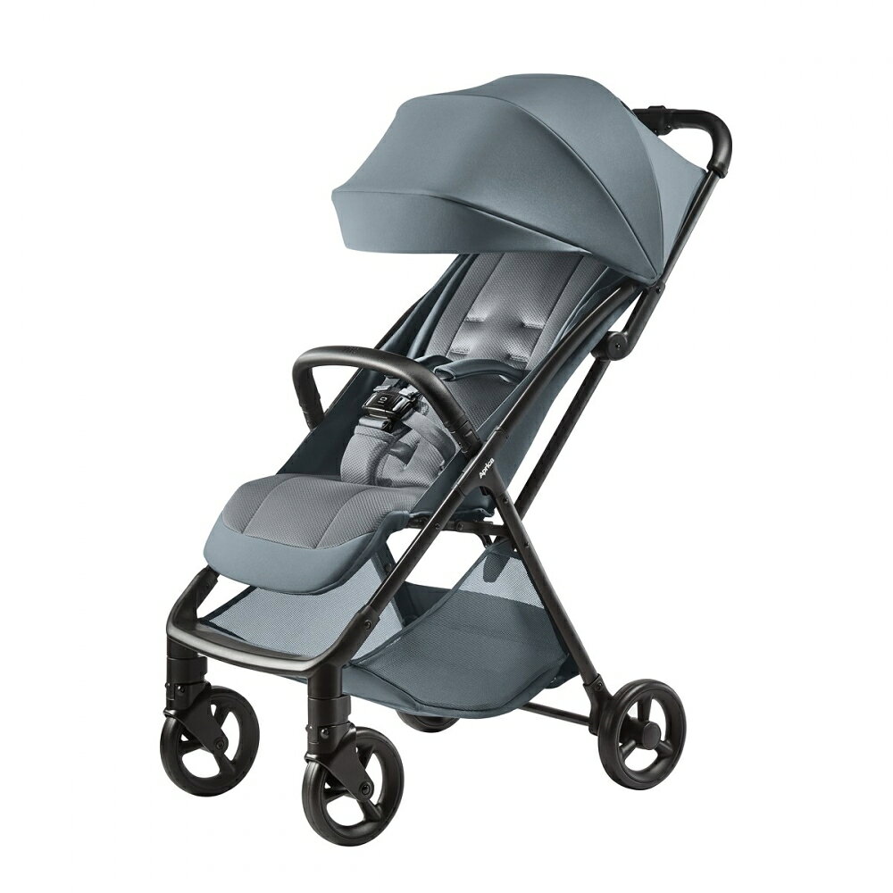 ●アップリカ ヴィット AB (Viit AB) Limitedカラー・ひとり座りができる生後6か月から4歳 (体重約22kg)(※1)まで使える自動でたたまれていくB型ベビーカー。(※2)●サッとたたんで、スッと進める。・片手操作でスッと自動でたたまれていく。(※2)●快適だから、乗りたくなる。サッと乗って、スッと出発。・深く座れて前滑りしにくい。4歳まで使えるゆったりシート(※3)。・姿勢にフィット。自由な角度に調節できるリクライニング。・姿勢をサポート。2段階調節できる足のせサポート。・足が置けて姿勢よく、ゴキゲン。乗っている時も姿勢が安定するステップ。・日差しからしっかり守るビッグキャノピー。(紫外線97％以上カット、近赤外線77％以上カット、UPF50+、はっ水)(※4)・サラッと心地よい快適なメッシュシート。●忙しい日常も、スピーディーにスマートに楽しむ。・ロックも解除も素早くできる。マグネットの力で付け外しがカンタンなイージーベルト。・おでかけがスピーディーに。カンタン操作のワンプッシュストッパー。・前からも出し入れしやすく便利。29.2L(※5)の大容量フロントイン・ビッグバスケット。●ぐらつきにくく押しやすい。赤ちゃんへの振動も軽減。・段差も乗り越えやすく押しやすい。大径16.4cmタイヤ。・車体のぐらつきを抑えて押しやすい。溶接した剛性フレーム。・振動軽減と安定走行をサポート。4輪全てに搭載したやわらかサスペンション。●さらに使いやすくなった機能(※6)・覆っていても赤ちゃんの様子が見られる窓付きのキャノピー。・片手で左右どちらからでもフルオープン。乗せおろしがスピーディーになるフロントガード。ベビーカーをたたんだ時、持ち手になって運べる・転がせる。(※7)※1 お子さまの体重が18kg～22kgまでの使用についてはSGマーク制度の適用対象外です。※2 折りたたんだ後はハンドル部を持ち上げて車体が開いていかないことを確認してください。車体が開いてしまう場合は取扱説明書にしたがってロックしてください。※3 体重約22kgまで使用可能※4 幌表と裏2枚合わせの部分において、近赤外線は波長800～2500nmにおいて。2025年12月ニューウェルブランズ・ジャパン調べ。※5 座面下空間容積(耐荷重5kg)※6 ヴィット(2025年モデル)との比較※7 折りたたみ時に限る。フロントガードを取付けた後は左右ともロックされていることを確認してください。＜たたんだ場合の自立＞可＜本体サイズ＞開：W521×D857×H1060（mm） 閉：W521×D310×H628～757（mm）＜重量＞5.6kg（肩ベルトカバー・フロントガードを除く）＜ハンドル＞背面式＜使用月齢＞生後6カ月～48カ月（体重約22kg※6）まで＜リクライニング角度＞116度～143度（座席内角98度～125度）＜ベルト＞5点式＜キャスター回転＞2輪＜折畳み方式＞3つ折り＜取得安全基準＞SGこちらの商品は実店舗から入荷・発送しておりますため、パッケージ状態や、梱包状態が商品ごとに異なる場合がございます。一部商品に商品管理ラベルが添付されている場合がございます。※お支払い方法はご利用ガイドの「お支払い方法・お支払いについて」をご確認ください。※ご注文確定後の注文内容の変更、キャンセルはお受けしておりません。※対象年齢がある商品については目安となっております。※実際の商品と画像は若干異なる場合がございます。対象月齢 (カ月～)：6.0 - 48.0梱包サイズ (cm)：52,106,85重量 (g)：7.9 KILOGRAMaprica,#00003939