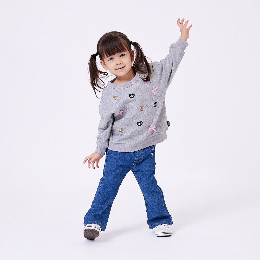 POLO BCSブランドの裏毛トレーナーです。ハートやリボンのデザインが可愛らしいアイテムです。＜サイズ＞80cm:身丈36cm 身幅34cm 肩幅33cm 袖丈23cm90cm:身丈39cm 身幅35cm 肩幅34cm 袖丈26cm＜品質＞本体：綿50％　ポリエステル50％リブ部分：綿57％　ポリエステル38％　ポリウレタン5％こちらの商品は実店舗から入荷・発送しておりますため、パッケージ状態や、梱包状態が商品ごとに異なる場合がございます。一部商品に商品管理ラベルが添付されている場合がございます。※お支払い方法はご利用ガイドの「お支払い方法・お支払いについて」をご確認ください。※ご注文確定後の注文内容の変更、キャンセルはお受けしておりません。※対象年齢がある商品については目安となっております。※実際の商品と画像は若干異なる場合がございます。梱包サイズ (cm)：15,23,3重量 (g)：10 GRAMpolo_bcs#00004093,#00004121