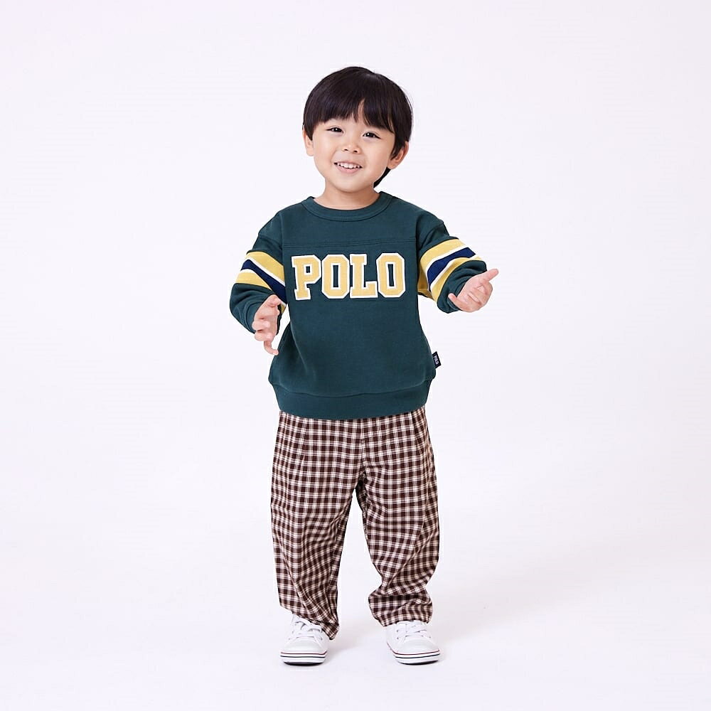 POLO BCSブランドの裏毛トレーナーです。ロゴアップリケがオシャレな1着です。＜サイズ＞80cm:身丈36cm 身幅34cm 肩幅33cm 袖丈23cm90cm:身丈39cm 身幅35cm 肩幅34cm 袖丈26cm＜品質＞本体：綿60％　ポリエステル40％リブ部分：綿57％　ポリエステル38％　ポリウレタン5％ラインリブ部分：ポリエステル100％こちらの商品は実店舗から入荷・発送しておりますため、パッケージ状態や、梱包状態が商品ごとに異なる場合がございます。一部商品に商品管理ラベルが添付されている場合がございます。※お支払い方法はご利用ガイドの「お支払い方法・お支払いについて」をご確認ください。※ご注文確定後の注文内容の変更、キャンセルはお受けしておりません。※対象年齢がある商品については目安となっております。※実際の商品と画像は若干異なる場合がございます。梱包サイズ (cm)：15,23,3重量 (g)：10 GRAMpolo_bcs#00004093,#00004121