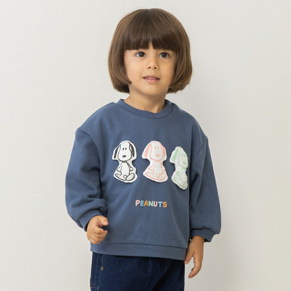PEANUTSブランドの長袖トレーナーです♪ネイビーの無地トレーナーにぬいぐるみ風アップリケが付いたとってもキュートなデザイン！カジュアルなおしゃれコーディネートが楽しめます☆男の子も女の子も着こなせる万能アイテムです！肩開き仕様でお着替えもラクラクです！＜仕様＞肩開き＜サイズ＞80cm：身丈35cm 身幅35cm 袖丈22cm　裾幅34cm90cm：身丈37cm 身幅36cm 袖丈24cm　裾幅35cm95cm：身丈39cm 身幅37cm 袖丈25cm　裾幅36cm＜素材＞裏毛＜組成＞　　本　　体：綿60％　ポリエステル40％リブ部分：綿57％　ポリエステル38％　ポリウレタン5％こちらの商品は実店舗から入荷・発送しておりますため、パッケージ状態や、梱包状態が商品ごとに異なる場合がございます。一部商品に商品管理ラベルが添付されている場合がございます。※お支払い方法はご利用ガイドの「お支払い方法・お支払いについて」をご確認ください。※ご注文確定後の注文内容の変更、キャンセルはお受けしておりません。※対象年齢がある商品については目安となっております。※実際の商品と画像は若干異なる場合がございます。梱包サイズ (cm)：1,1,1重量 (g)：10 GRAM著作権：(C) 2026 Peanuts Worldwide LLCpeanut,#00004121