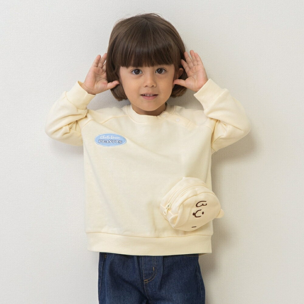 PEANUTSブランドの長袖トレーナーです♪ナチュラルカラーの無地トレーナーにチャーリーのお顔ポケットが付いたデザインがとってもキュート！様々なボトムスに合わせやすいデザインです☆男の子も女の子も着こなせる万能アイテムです！肩開き仕様でお着替えもラクラクです！＜仕様＞肩開き＜サイズ＞80cm：身丈36cm 身幅35cm 袖丈34cm　裾幅34cm90cm：身丈38cm 身幅36cm 袖丈36cm　裾幅35cm95cm：身丈40cm 身幅37cm 袖丈37cm　裾幅36cm＜素材＞裏毛＜組成＞　　本　　体：綿60％　ポリエステル40％リブ部分：綿57％　ポリエステル38％　ポリウレタン5％こちらの商品は実店舗から入荷・発送しておりますため、パッケージ状態や、梱包状態が商品ごとに異なる場合がございます。一部商品に商品管理ラベルが添付されている場合がございます。※お支払い方法はご利用ガイドの「お支払い方法・お支払いについて」をご確認ください。※ご注文確定後の注文内容の変更、キャンセルはお受けしておりません。※対象年齢がある商品については目安となっております。※実際の商品と画像は若干異なる場合がございます。梱包サイズ (cm)：1,1,1重量 (g)：10 GRAM著作権：(C) 2026 Peanuts Worldwide LLCpeanut,#00004121