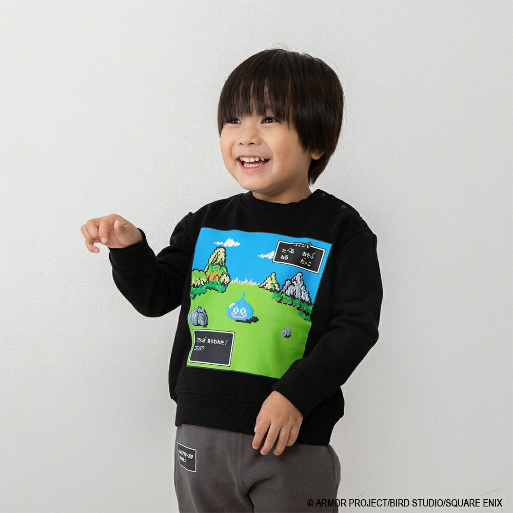 親子ではじめての冒険！「ドラクエベビー＆キッズ」より、新柄のスウェットシャツが登場！「ドラゴンクエスト」の世界観が広がるドット風の情景に、おなじみのスライムがかわいくデザインされたスウェットシャツです。背中にはさりげなくちいさなメダルの刺繍がデザインされています。＜サイズ＞80サイズ：身丈35cm　身幅32cm　肩幅28cm　袖丈28cm90サイズ：身丈37cm　身幅33cm　肩幅29cm　袖丈30cm100サイズ：身丈41cm　身幅35cm　肩幅31cm　袖丈33cm110サイズ：身丈44cm　身幅37cm　肩幅32cm　袖丈35.5cm120サイズ：身丈46cm　身幅39cm　肩幅34cm　袖丈39cm130サイズ：身丈49cm　身幅42cm　肩幅36cm　袖丈42.5cm＜素材＞本体／綿100％リブ部分／綿95％　ポリウレタン5％こちらの商品は実店舗から入荷・発送しておりますため、パッケージ状態や、梱包状態が商品ごとに異なる場合がございます。一部商品に商品管理ラベルが添付されている場合がございます。※お支払い方法はご利用ガイドの「お支払い方法・お支払いについて」をご確認ください。※ご注文確定後の注文内容の変更、キャンセルはお受けしておりません。※対象年齢がある商品については目安となっております。※実際の商品と画像は若干異なる場合がございます。梱包サイズ (cm)：1,1,1重量 (g)：10 GRAM著作権：(C) ARMOR PROJECT/BIRD STUDIO/SQUARE ENIXsquare_enix,#00004121