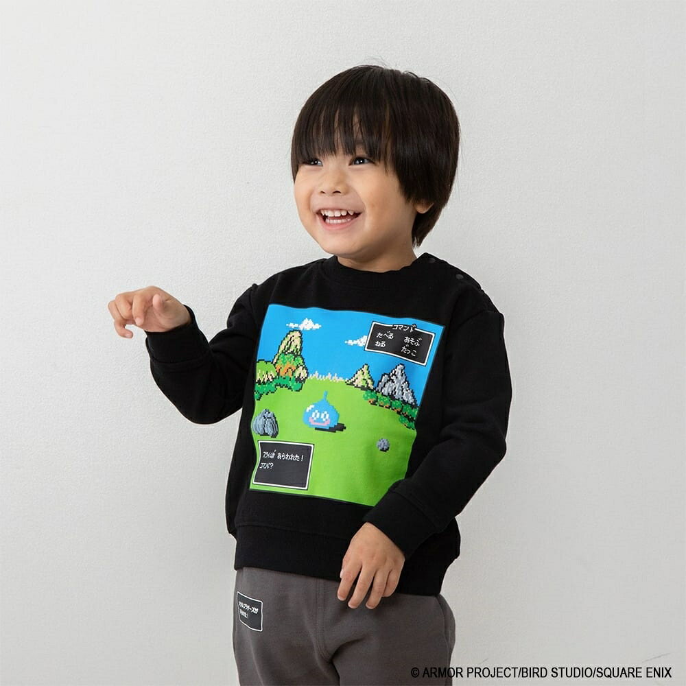 親子ではじめての冒険！「ドラクエベビー＆キッズ」より、新柄のスウェットシャツが登場！「ドラゴンクエスト」の世界観が広がるドット風の情景に、おなじみのスライムがかわいくデザインされたスウェットシャツです。背中にはさりげなくちいさなメダルの刺繍がデザインされています。＜サイズ＞80サイズ：身丈35cm　身幅32cm　肩幅28cm　袖丈28cm90サイズ：身丈37cm　身幅33cm　肩幅29cm　袖丈30cm100サイズ：身丈41cm　身幅35cm　肩幅31cm　袖丈33cm110サイズ：身丈44cm　身幅37cm　肩幅32cm　袖丈35.5cm120サイズ：身丈46cm　身幅39cm　肩幅34cm　袖丈39cm130サイズ：身丈49cm　身幅42cm　肩幅36cm　袖丈42.5cm＜素材＞本体／綿100％リブ部分／綿95％　ポリウレタン5％こちらの商品は実店舗から入荷・発送しておりますため、パッケージ状態や、梱包状態が商品ごとに異なる場合がございます。一部商品に商品管理ラベルが添付されている場合がございます。※お支払い方法はご利用ガイドの「お支払い方法・お支払いについて」をご確認ください。※ご注文確定後の注文内容の変更、キャンセルはお受けしておりません。※対象年齢がある商品については目安となっております。※実際の商品と画像は若干異なる場合がございます。梱包サイズ (cm)：1,1,1重量 (g)：10 GRAM著作権：(C) ARMOR PROJECT/BIRD STUDIO/SQUARE ENIXsquare_enix,#00004121