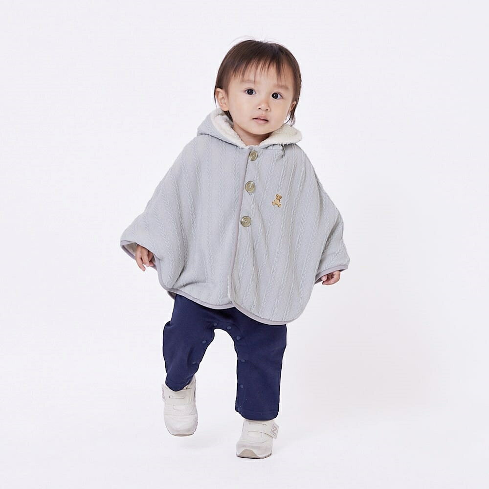 POLO BCSブランドのケープです。表地は表面感のあるジャガード生地で、裏地はムートンフリースになっているのであったかくてかわいいデザインです。＜サイズ＞Free:身丈33cm 総丈37cm 袖丈31cm＜品質＞表地　生地部分：ポリエステル97％　ポリウレタン3％裏地　：ポリエステル100％パイピング部分：ナイロン88％　ポリウレタン12％こちらの商品は実店舗から入荷・発送しておりますため、パッケージ状態や、梱包状態が商品ごとに異なる場合がございます。一部商品に商品管理ラベルが添付されている場合がございます。※お支払い方法はご利用ガイドの「お支払い方法・お支払いについて」をご確認ください。※ご注文確定後の注文内容の変更、キャンセルはお受けしておりません。※対象年齢がある商品については目安となっております。※実際の商品と画像は若干異なる場合がございます。梱包サイズ (cm)：15,23,3重量 (g)：10 GRAMpolo_bcs#00004093,#00004121