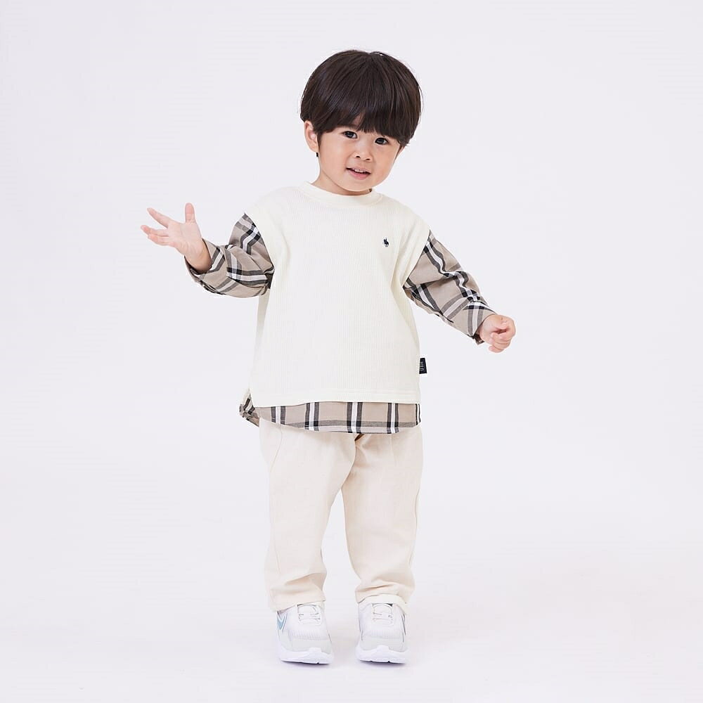 POLO BCSブランドの長袖Tシャツです。チェックとストライプの袖がアクセントになっています。＜サイズ＞80cm:身丈34cm 身幅32cm 肩幅30cm 袖丈24cm90cm:身丈37cm 身幅33cm 肩幅31cm 袖丈27cm＜品質＞本体：綿100％リブ部分：綿95％、ポリウレタン5％こちらの商品は実店舗から入荷・発送しておりますため、パッケージ状態や、梱包状態が商品ごとに異なる場合がございます。一部商品に商品管理ラベルが添付されている場合がございます。※お支払い方法はご利用ガイドの「お支払い方法・お支払いについて」をご確認ください。※ご注文確定後の注文内容の変更、キャンセルはお受けしておりません。※対象年齢がある商品については目安となっております。※実際の商品と画像は若干異なる場合がございます。梱包サイズ (cm)：15,23,3重量 (g)：10 GRAMpolo_bcs#00004093,#00004121