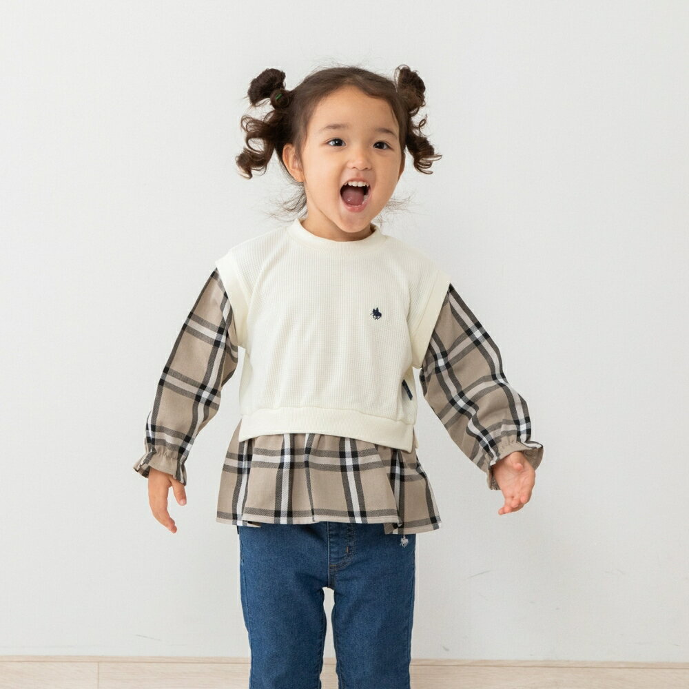 POLO BCSブランドの長袖Tシャツです。チェックと花柄の袖がアクセントになっています。＜サイズ＞80cm:身丈35cm 身幅35cm 肩幅28cm 袖丈26.5cm90cm:身丈38cm 身幅36cm 肩幅29cm 袖丈29.5cm＜品質＞本体：ポリエステル65％、綿35％別布：ポリエステル65％、綿35％リブ部分：ポリエステル62％、綿33％、ポリウレタン5％こちらの商品は実店舗から入荷・発送しておりますため、パッケージ状態や、梱包状態が商品ごとに異なる場合がございます。一部商品に商品管理ラベルが添付されている場合がございます。※お支払い方法はご利用ガイドの「お支払い方法・お支払いについて」をご確認ください。※ご注文確定後の注文内容の変更、キャンセルはお受けしておりません。※対象年齢がある商品については目安となっております。※実際の商品と画像は若干異なる場合がございます。梱包サイズ (cm)：15,23,3重量 (g)：10 GRAMpolo_bcs#00004093,#00004121