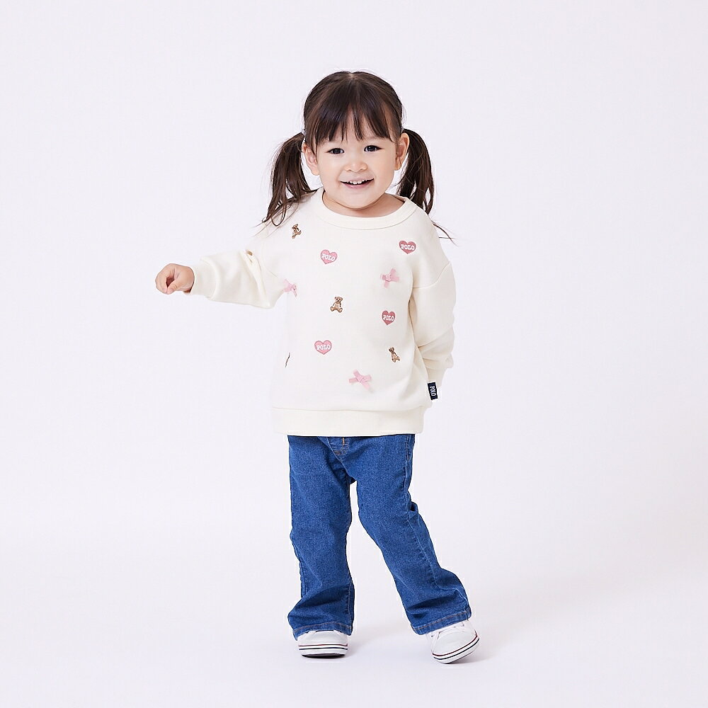 POLO BCSブランドの裏毛トレーナーです。ハートやリボンのデザインが可愛らしいアイテムです。＜サイズ＞80cm:身丈36cm 身幅34cm 肩幅33cm 袖丈23cm90cm:身丈39cm 身幅35cm 肩幅34cm 袖丈26cm＜品質＞本体：綿50％　ポリエステル50％リブ部分：綿57％　ポリエステル38％　ポリウレタン5％こちらの商品は実店舗から入荷・発送しておりますため、パッケージ状態や、梱包状態が商品ごとに異なる場合がございます。一部商品に商品管理ラベルが添付されている場合がございます。※お支払い方法はご利用ガイドの「お支払い方法・お支払いについて」をご確認ください。※ご注文確定後の注文内容の変更、キャンセルはお受けしておりません。※対象年齢がある商品については目安となっております。※実際の商品と画像は若干異なる場合がございます。梱包サイズ (cm)：15,23,3重量 (g)：10 GRAMpolo_bcs#00004093,#00004121