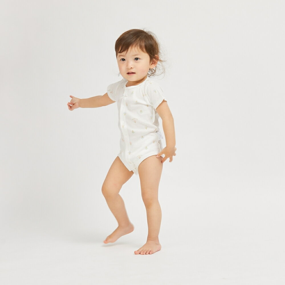 ベビーザらスオリジナルの2枚組袖なし前開きロンパース肌着です。 赤ちゃんが寝ていてもお着替えしやすい前開きtypeです。 伸縮性の良いテレコ素材で、綿100％の肌にやさしい着心地です。お洋服に響きにくい無地系のポケットや、リボンデザインと、可愛い総柄とのセットで、洗い替えにも便利な2枚組になります。洗濯ネームは肌に直接ふれない外付け仕様でお肌の敏感な赤ちゃんにも安心してお使い頂けます。 暑い日はお部屋で1枚で過ごしても可愛いアイテムです。 ＜サイズ＞ 60cm：総丈38cm、身幅22cm 70cm：総丈41cm、身幅23cm 80cm：総丈44cm、身幅24cm ＜素材＞ 綿100%こちらの商品は実店舗から入荷・発送しておりますため、パッケージ状態や、梱包状態が商品ごとに異なる場合がございます。一部商品に商品管理ラベルが添付されている場合がございます。※お支払い方法はご利用ガイドの「お支払い方法・お支払いについて」をご確認ください。※ご注文確定後の注文内容の変更、キャンセルはお受けしておりません。※対象年齢がある商品については目安となっております。※実際の商品と画像は若干異なる場合がございます。対象年齢：6ヶ月 〜 12ヶ月【090900054057】オリジナル