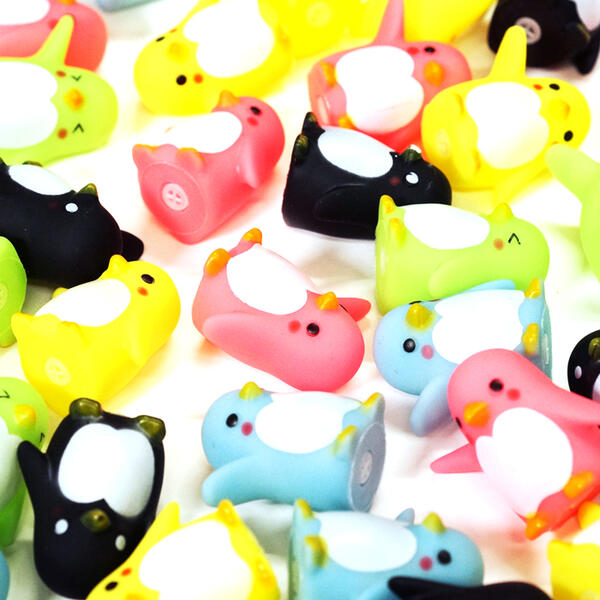 お祭りの季節に大活躍！ かわいいカラフルなペンギンです♪ ピンクやグリーンやイエローなど♪ どのペンギンもかわいいです♪ 業者様も、初めてイベントを主催する方にもおすすめです。 ◆50個セット ◆サイズ：全長約　3.5cm ◆JAN：4580323640405 ◆掲載画像は参考画像の為、セット内容は多少違う場合があります。 ※ご注文の前に必ずお読み下さい※ こちらの商品は業務用商材の為、不良品であっても返品・メーカー対応は一切できません。 一般のお客様は以上をご了承の上ご購入を検討ください。 不明な点などにつきましてはお気軽に弊社までお問い合わせ下さい。 【トイトイファクトリー】【ToyToiFactory】