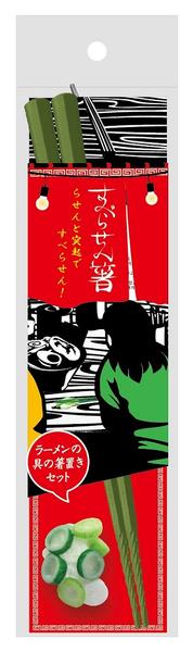 「使いやすさ」にこだわった一品。 日本の香り立つ伝統食が、食卓にやさしく華を添えてくれます★ 受験生や資格を勉強されている方への願掛けを込めたプレゼントにもピッタリ♪ 老若男女問わずお使いいただけます♪ お土産やプレゼントにもぴったりです☆ 外国人の方にも喜ばれるかも！？ ◆◆すべらせん箸の使いやすさ◆◆ 1．らせんと突起で麺をすべらせん！ 　　らせん形状が麺類などの滑りやすい食べ物を逃しません。 2．持ちやすい八角形のグリップ！ 　　八角形のお箸は握りが安定し、使い心地の良い形です。 ◆種類：ネギ＆松葉（まつば・マツバ・緑色） ◆箸サイズ（1本）：H21 x W1 x D1 cm ◆パッケージサイズ：H24 x W6.8 x D9〜1.5 cm ◆総重量：約33〜37g ◆主な素材：箸：SPS 樹脂、箸置き：ポリエステル樹脂 ◆耐熱温度：箸：240℃、耐熱温度：80℃ ◆食洗器：箸：可、箸置き：不可 ◆生産国：日本（Made In Japan） ◆JAN：4993418028673 こちらの商品は、メール便送料で発送することが可能です。 ※下記対象数量以上のご注文の場合、メール便2通や通常宅配便に変更させていただきます。 ご希望の方は配送方法をメール便(ヤマト運輸)の選択をお願い致します。 ★メール便発送のご注意★ ●こちらの商品は5点までのご注文でメール便発送可能です。 ●こちらの商品以外の商品との組み合わせのご注文は、宅配便での発送・料金になります。 ●メール便は基本的にポストへの投函ですので、日時指定が出来ません。 ●お支払方法は、代金引換不可です。 ●不着や破損事故などの発送中の商品保障がございませんことを予めご了承くださいませ。 【トイトイファクトリー】【ToyToiFactory】