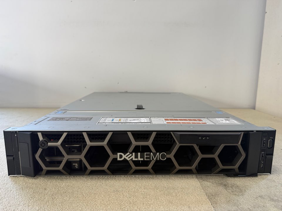 DELL EMC PowerEdge R7515 8BAY LFF EPYC 7232P 8Core 3.10GHZ 64GB 2x 600GB H730P Mini