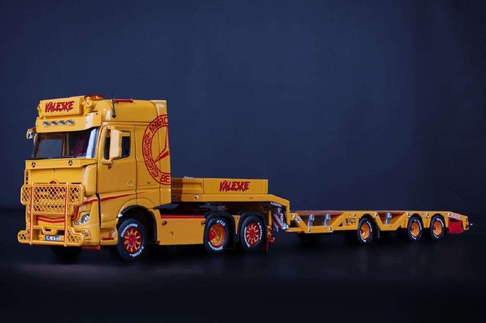 12月以降発売予定VALESKE MERCEDES-BENZ ACTROS GIGASPACE 6X2 WITH NOOTEBOOM SEMI LOW LOADER WITH WHEEL WELLS.トラック トラクタ/IMC 1/50 ミニチュア 建設機械模型 工事車両