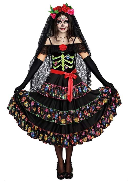 商品詳細 商品説明 【商品内容】 オフショルダードレス メタルクロス付きビーズネックレス（長さ約63.5cm） サテンリボンのウエストサッシュ 【素材】ポリエステル100%（ジャージニット、レース、サテンリボン） 【特徴】 伸縮性のあるオフショルダーデザインで、肩紐の長さ調節可能 ネックラインにレースのフリル装飾 胸元にサテンリボンのバラ飾りと肋骨プリント カラフルなシュガースカル柄の段フリルスカート ウエストのループに通して結ぶサテンリボンベルト付き 【ご注意】 写真に写っているベールと手袋は含まれません USサイズ： ●S 胸囲 71cm | ウエスト 64cm | ドレス丈 112cm ●M 胸囲 81cm | ウエスト 71cm | ドレス丈 117cm ●L 胸囲 91cm | ウエスト 79cm | ドレス丈 122cm ●XL 胸囲 97cm | ウエスト 84cm | ドレス丈 122cm 海外製品について 商品は、海外で生産されたものです。日本製に比べますと、縫製や仕上げの裁縫の甘さ、糸のほつれ、生地が薄いなどが見られる場合がございます。また、ファスナーの開閉がスムーズでないなどの場合がございます。 これらは海外製品の品質基準となりますため、不良品とはみなされませんので、予めご了承ください。 お届け時期 お届けの目安の記載を必ずご確認ください。 在庫について 在庫管理に関しましては細心の注意を払っておりますが、他サイトとの併売の為、在庫切れの場合がございます。万が一売り切れの場合はメール・お電話にてご連絡させていただきます。 ご注意事項 商品写真はできる限り実物に近い色合いで撮影されておりますが、お使いのモニターや照明環境によって、実際の色と異なって見える場合がございます。