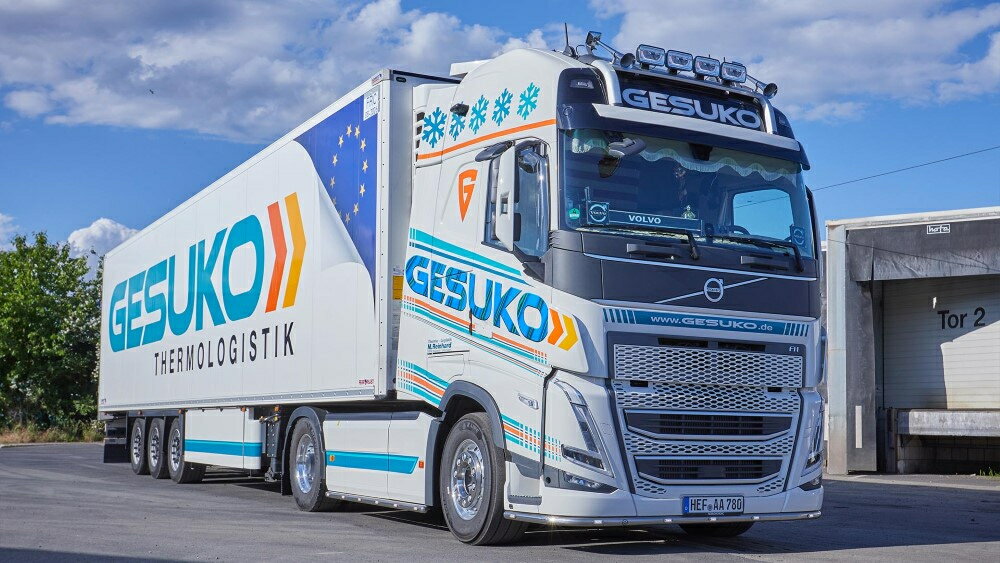 【予約】2024年発売予定GesukoVolvo FH05 Globetrotter XL met 3-assige koeloplegger トラック/Tekno 1/50 建設機械模型　ミニチュア 1