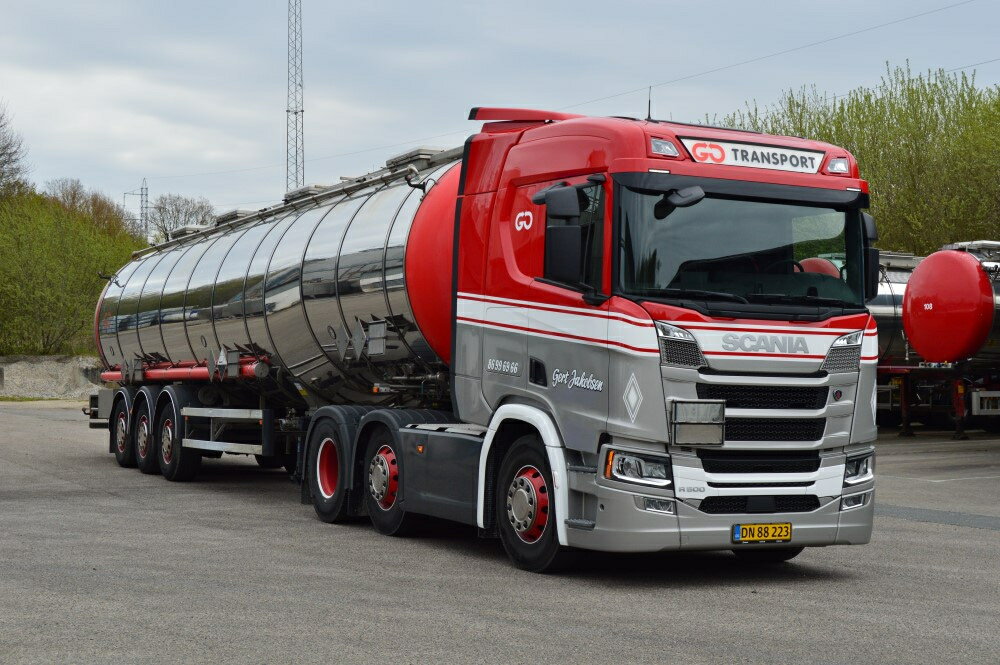 y\z2024N\Jakobsen, GertScania Next Gen R500 met 3-assige verchroomde tankoplegger gbN/Tekno 1/50 ݋@B͌^@~j`A