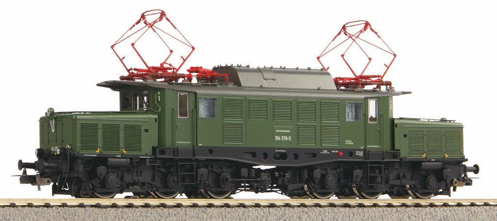 商品詳細 メーカー Piko スケール H0 お届け時期 お届けの目安の記載を必ずご確認ください。 在庫について 在庫管理に関しましては細心の注意を払っておりますが、他サイトとの併売の為、在庫切れの場合がございます。万が一売り切れの場合はメールにてご連絡させていただきます。 予約商品について 銀行振込・コンビニ決済のお支払い期限はご注文日から14日以内となります。 予約品の決済方法は代引き・クレジット決済をご選択ください。 発売予定日は、確定日ではありません。発売が大幅に延期または中止になることがございます。 また、メーカー都合により入荷数量を一方的に減らされ、ご注文いただきました数量が入荷出来ない場合が稀にございます。 万が一、ご注文分の確保が出来ない場合、メールにてご連絡させていただきます。ご不便をお掛けしますがご理解のほどよろしくお願いいたします。 ご注意事項 輸入品の性質上箱に傷みなどある場合がございますので予めご了承ください。
