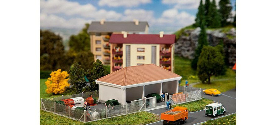▶ PRODUCT DETAILS メーカー Faller スケール N 電源方式 デジタルデコーダー 非搭載 ⚠ 海外製品に関するご案内 本製品は精密な鉄道模型のため、製造工程上、個体差が見られる場合がございます。微細な塗装の個体差・パーツのわずかなズレ・ケース／外箱の軽微なダメージ等がこれに該当します。これらはメーカー基準で良品とされており、当店でも良品として取り扱っております。あらかじめご了承ください。 ▶ NOTICE お届け時期について お届けの目安の記載を必ずご確認ください。 在庫について 在庫管理に関しましては細心の注意を払っておりますが、他サイトとの併売のため、在庫切れの場合がございます。万が一売り切れの場合はメールにてご連絡させていただきます。 ご注意事項 輸入品の性質上、外箱に傷みなどがある場合がございます。あらかじめご了承ください。