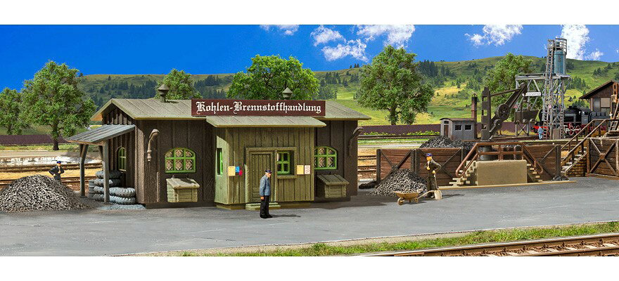 ▶ PRODUCT DETAILS メーカー Vollmer スケール N 電源方式 デジタルデコーダー 非搭載 ⚠ 海外製品に関するご案内 本製品は精密な鉄道模型のため、製造工程上、個体差が見られる場合がございます。微細な塗装の個体差・パーツのわずかなズレ・ケース／外箱の軽微なダメージ等がこれに該当します。これらはメーカー基準で良品とされており、当店でも良品として取り扱っております。あらかじめご了承ください。 ▶ NOTICE お届け時期について お届けの目安の記載を必ずご確認ください。 在庫について 在庫管理に関しましては細心の注意を払っておりますが、他サイトとの併売のため、在庫切れの場合がございます。万が一売り切れの場合はメールにてご連絡させていただきます。 ご注意事項 輸入品の性質上、外箱に傷みなどがある場合がございます。あらかじめご了承ください。