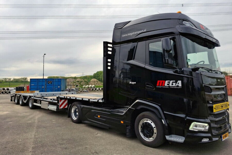 【予約】2026年発売予定 MEGA TRANSPORT DAF XG+ 4X2 フラットベッドメガトレーラー 3軸 トレーラー / WSI 1/50 建設機械模型 工事車両