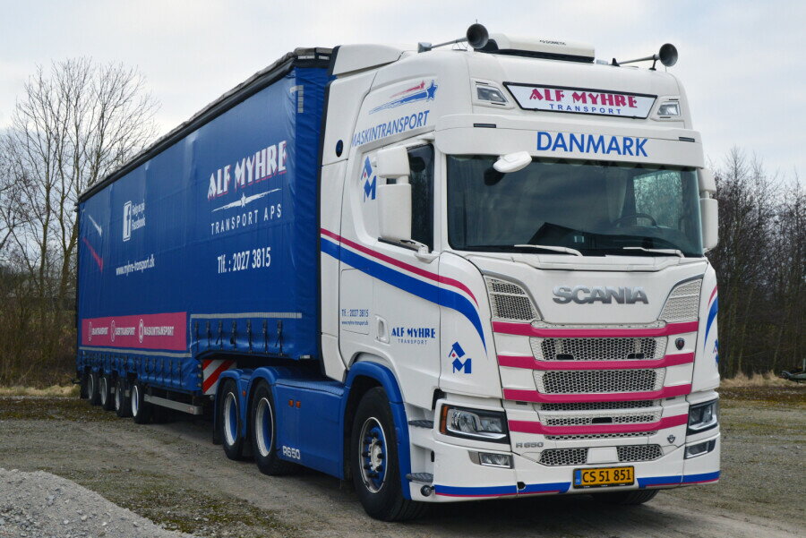 Rakuten - 【予約】2026年発売予定 Scaniaスカニア R HIGHLINE CR20H 6X2 TAG AXLE SEMI WITH CURTAIN AND RAMPS Alf Myhre / WSI 1/50 建設機械 模型