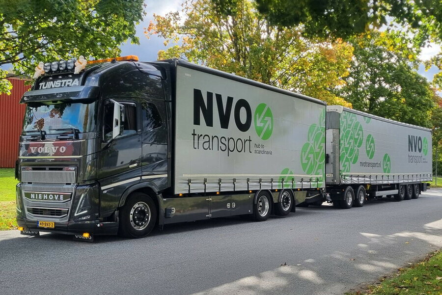 2026年発売予定 Volvoボルボ FH5 GLOBETROTTER XL 6X2 RIGED TRUCK ROAD TRAIN Tuinstra Transport / WSI 1/50 建設機械 模型