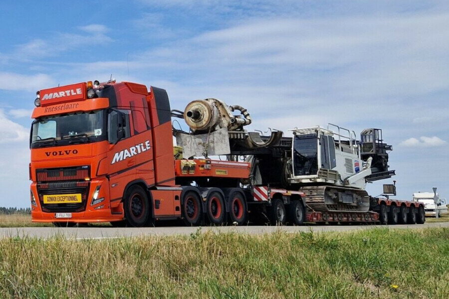 2026年発売予定 Volvoボルボ FH5 GLOBETROTTER 8X4 LOW LOADER WITH DOLLY 2-5 AXLE WITHOUT LOAD Martle / WSI 1/50 建設機械 模型