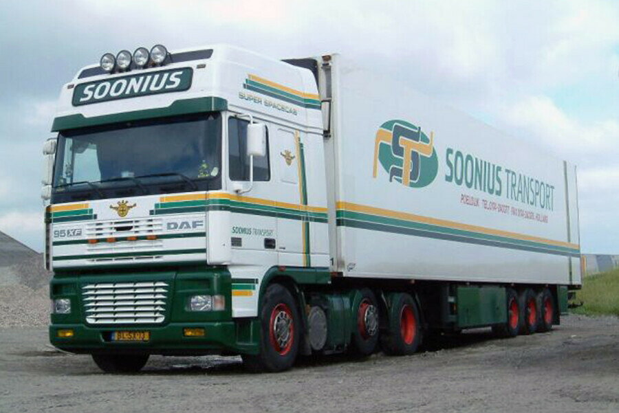 2026年発売予定 DAF 95XF SUPER SPACE CAB 6X2 TWIN STEER リーファートレーラー 3軸 Soonius / WSI 1/50 建設機械 模型