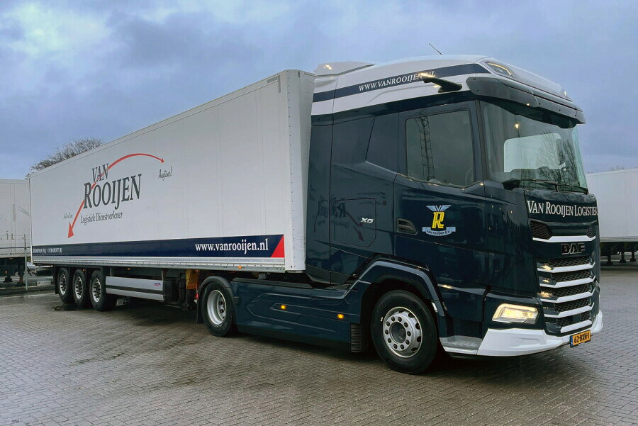 2026年発売予定 DAF XG MY25 4X2 ボックストレーラー 3軸 Van Rooijen Logistiek B.V. / WSI 1/50 建設機械 模型