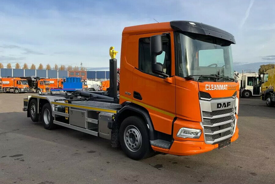 Hot Wheels - 【予約】2026年発売予定 DAF XD DL MY25 6X2 TAG AXLE RIGED TRUCK HOOKLIFT + 15M3 CONTAINER CLEANMAT Trucks / WSI 1/50 建設機械 模型