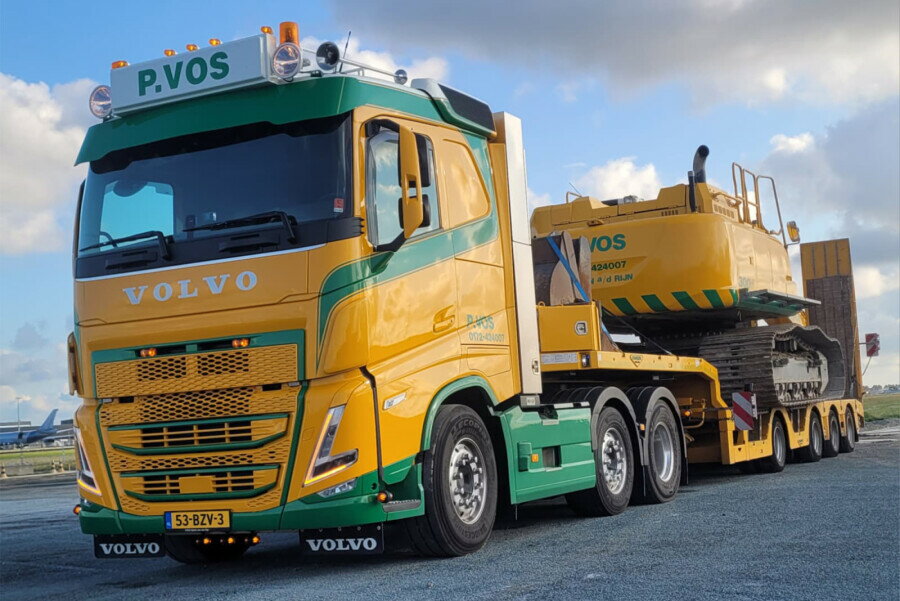 2026年発売予定 Volvoボルボ FH5 MY2024 SLEEPER CAB 6X2 TWIN STEER SEMI WHEEL WELL LOW LOADER P. Vos / WSI 1/50 建設機械 模型