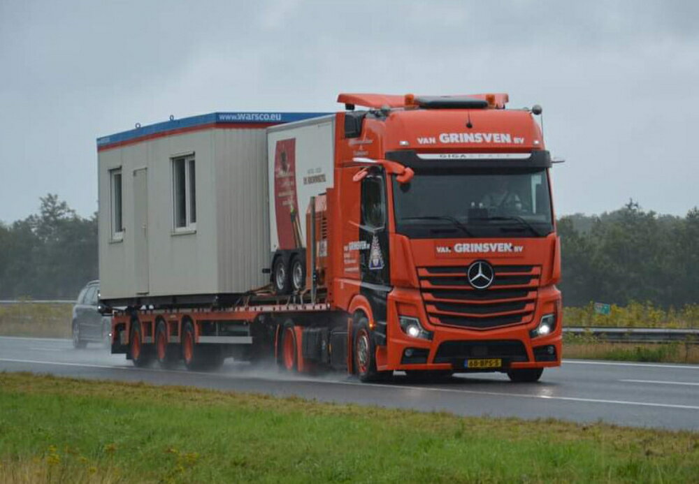 2024年発売予定VAN GRINSVEN; MERCEDES-BENZ ACTROS MP5 GIGA SPACE 4X2 FLATBED MEGA TRAILER - 3 AXLE トレーラートラック /WSI 1/50 建設機械模型 ミニチュア