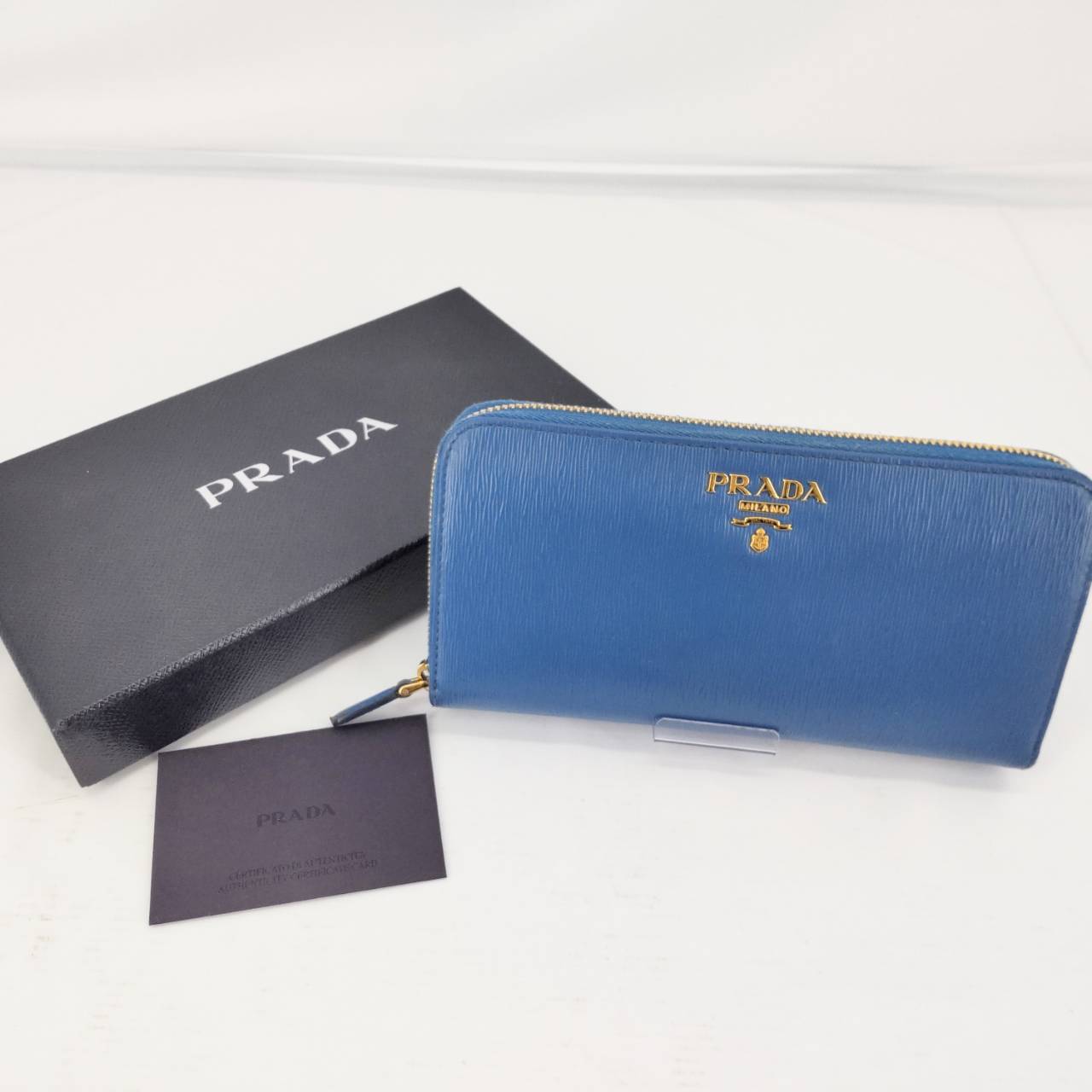 製品仕様 商品名 【中古】 PRADA プラダ ラウンドファスナー 長財布 1ML506 VITELLO MOVE ヴィッテロムーヴ ダークブルー 箱付き 中古品 05r7494 【館林店】 サイズ (実寸)高さ:約10.5cm幅:約20cmマチ:約2.5cm※素人寸法になりますのでサイズはあくまでも目安としてお考えください その他 型番：1ML506内側にキズ汚れあります 外観 外観状態：「B」【外観詳細】「S」 未使用、もしくは未開封のお品物です「A」 使用品ですが、目立つ傷・汚れなどのないきれいなお品物です「B」 一般的な中古コンディションのお品物です「C」 目立つ傷・汚れなどのあるお品物です「D」 状態が著しく損なわれているお品物です 付属品 画像のものが全てです。 ご注意事項 当ストアより出品のお品物は全て中古品、現状品となりますのでご理解いただいた上でのご購入をお願いいたします。モニターの発色の具合によって実際のものと色が異なる場合がございます。店舗併売のお品物になります。店頭にて販売が成立した際はお取引をキャンセルさせていただく場合がございます。【梱包について】お品物によっては、梱包には形成した段ボール箱、USED段ボール箱などを使用する場合があります。