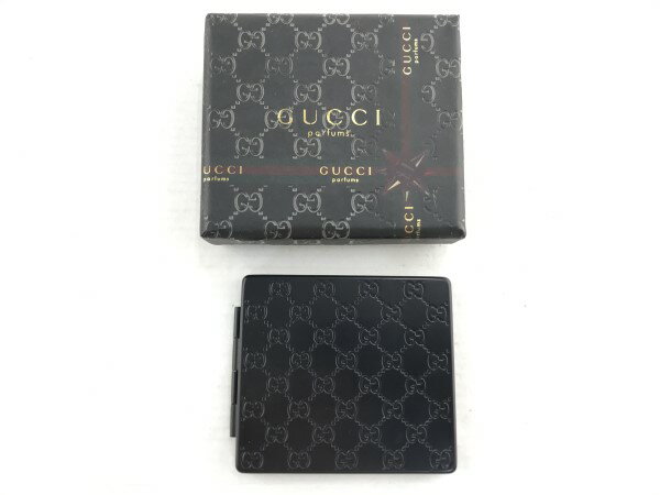 製品仕様 商品名 【中古】GUCCI parfums グッチパフューム GG柄　コンパクトミラー 鏡 2つ折り ノベルティ 黒 ブラック 箱あり 02r15920 中古品 【牛久店】 サイズ 約W6.3cm ×H5.5cm その他 小傷があ...