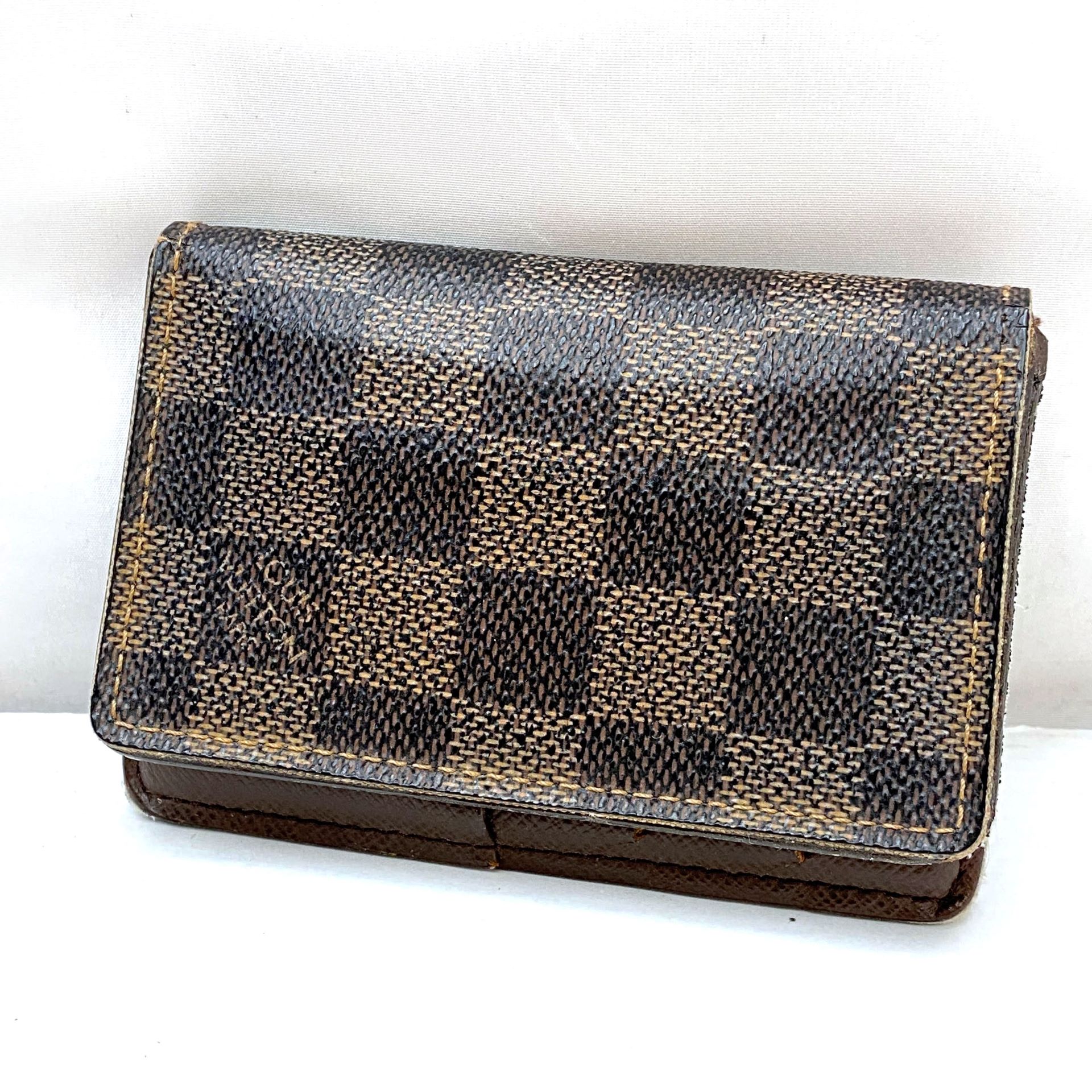 製品仕様 商品名 【中古】LOUIS VUITTON ルイ・ヴィトン ダミエ　オーガナイザー・ドゥ・ポッシュ N61721 カードケース コンパクト 小物 03r9241【入間店】 サイズ 縦：約7.5cm横：約10.5cmマチ(厚み)：約1.5cm その他 擦れ、キズ、破れ等のダメージが見受けられます。 外観 外観状態：「C」【外観詳細】「S」 未使用、もしくは未開封のお品物です「A」 使用品ですが、目立つ傷・汚れなどのないきれいなお品物です「B」 一般的な中古コンディションのお品物です「C」 目立つ傷・汚れなどのあるお品物です「D」 状態が著しく損なわれているお品物です 付属品 画像の物が全てです。 ご注意事項 当ストアより出品のお品物は全て中古品、現状品となりますのでご理解いただいた上でのご購入をお願いいたします。モニターの発色の具合によって実際のものと色が異なる場合がございます。店舗併売のお品物になります。店頭にて販売が成立した際はお取引をキャンセルさせていただく場合がございます。【梱包について】お品物によっては、梱包には形成した段ボール箱、USED段ボール箱などを使用する場合があります。