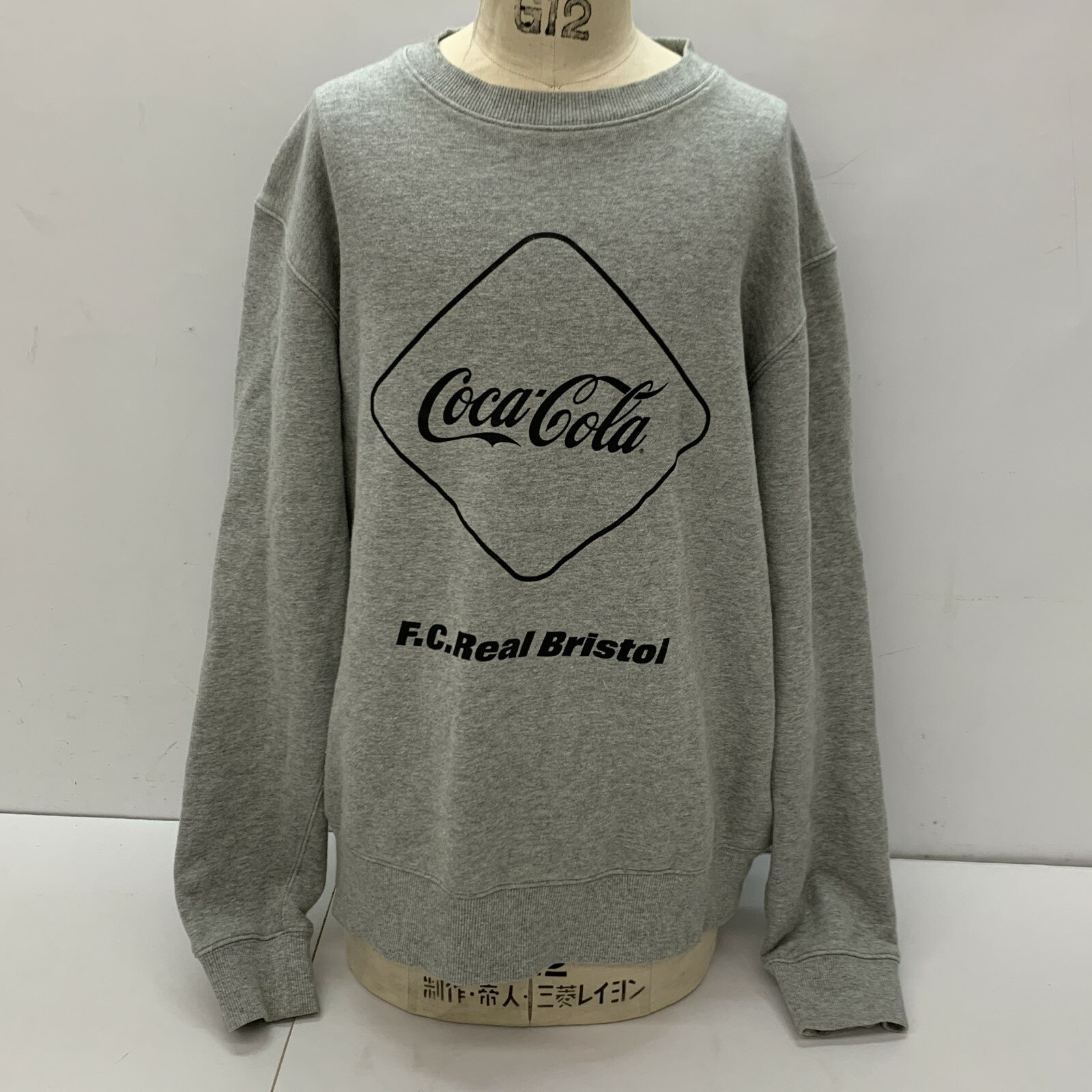 【中古】F.C.R.B. エフシーアールビー × COCA-COLA コカコーラ 20SS EMBLEM CREWNECK SWEAT FCRB-200017 エンブレムクルーネックスウェット　グレー　トレーナー　スウェット　Mサイズ　04r8459【八王子店】