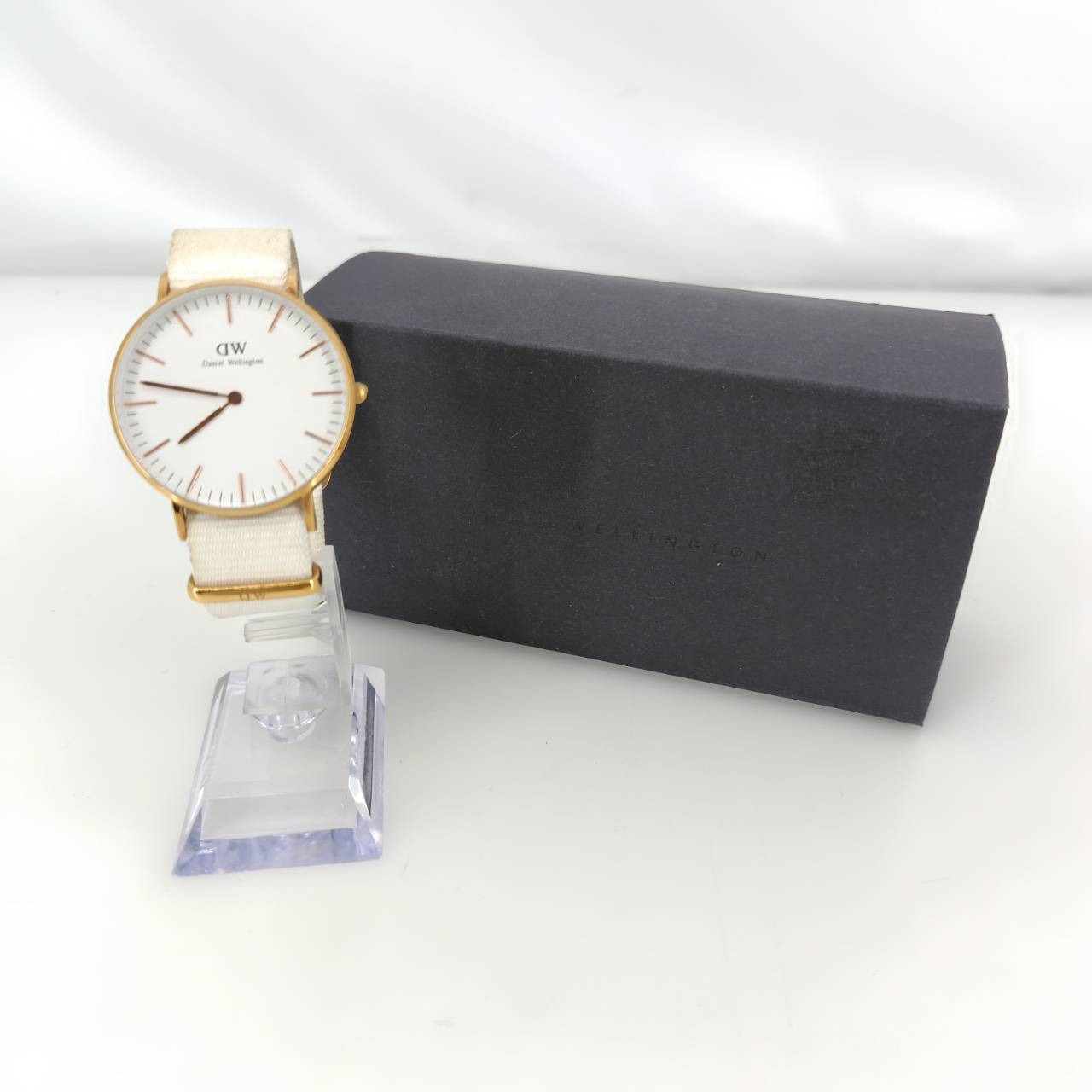 【中古】 ダニエルウェリントン Daniel Wellington ホワイト/ゴールド 中国製 レディース 日本製クオー..