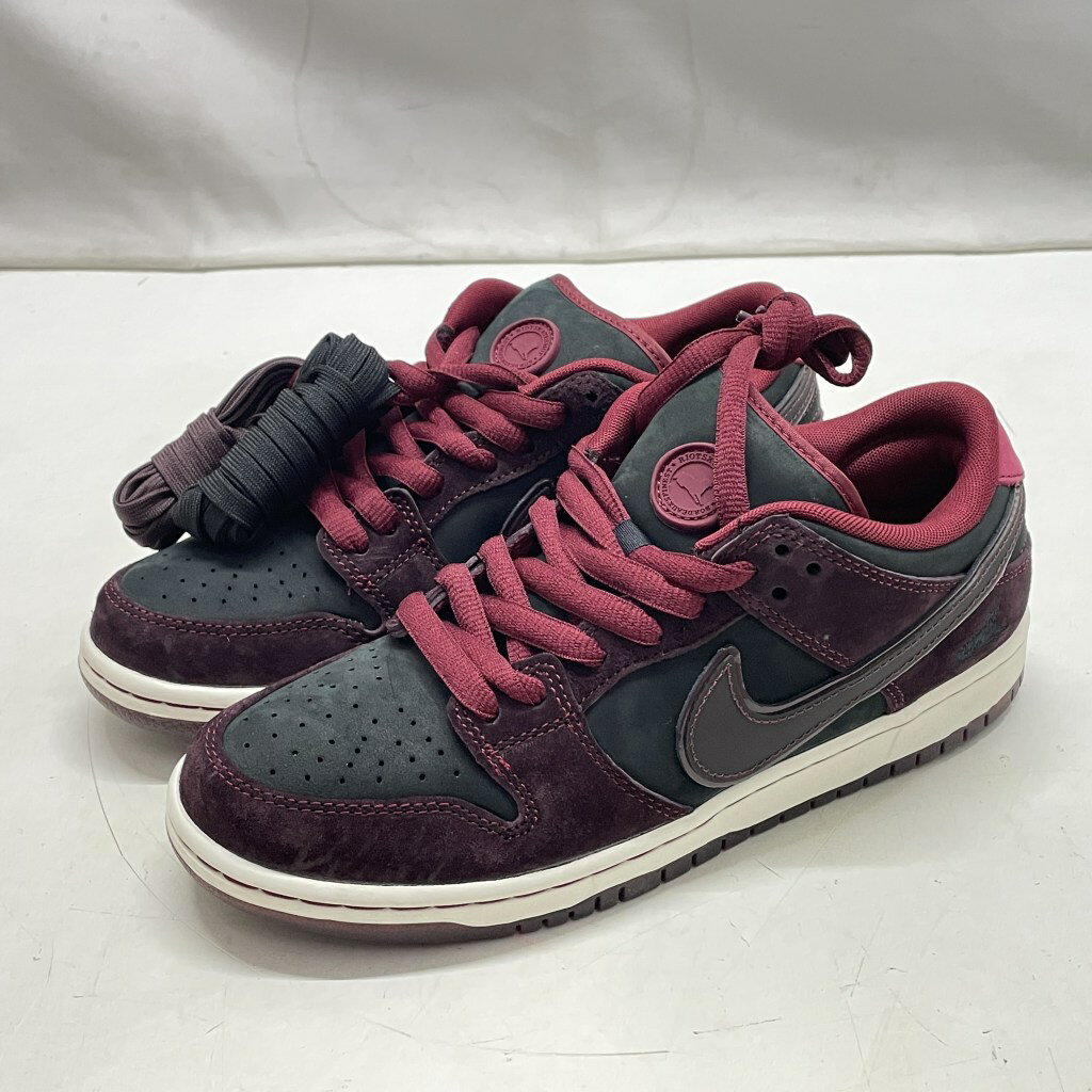 製品仕様 商品名 【中古】 Riot Skateshop × Nike SB ライオットスケートショップ × ナイキ SB Dunk Low Pro QS "Mahogany and Team Red" ダンク ロー プロ QS "マホガニーアンドチームレッド" 箱無し 26.0cm メンズ スニーカー FZ1289-200 01w-5385 【結城店】 ブランドNIKE SB/ナイキエスビー 型番FZ1289-200 対象メンズ サイズ JP靴サイズ：26.0cm 付属品 内容物は、写真にある物が全てとなります。 状態 ランク：「B」 ※店舗併売のお品物になります。 店頭にて販売が成立した際はお取引をキャンセルさせていただく場合がございます。 中古品になります。 ・やや擦れあり ・ほぼAに近いです。 ・箱の付属はありません。 【外観詳細】「S」 未使用、もしくは未開封のお品物です「A」 使用品ですが、目立つ傷・汚れなどのないきれいなお品物です「B」 一般的な中古コンディションのお品物です「C」 目立つ傷・汚れなどのあるお品物です「D」 状態が著しく損なわれているお品物です ご注意事項 当ストアより出品のお品物は全て中古品、現状品となりますのでご理解いただいた上でのご購入をお願いいたします。モニターの発色の具合によって実際のものと色が異なる場合がございます。店舗併売のお品物になります。店頭にて販売が成立した際はお取引をキャンセルさせていただく場合がございます。【梱包について】お品物によっては、梱包には形成した段ボール箱、USED段ボール箱などを使用する場合があります。
