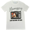 　MORRISSEY Stop Watching The News T-SHIRTS公認のオフィシャルライセンス商品！（画像をクリックで拡大します）（画像をクリックで拡大します） 商品名MORRISSEY Stop Watching The News T-SHIRTS商品詳細ご存知の老舗レーベルROUGH TRADEに所属しイギリスポストパンクの代表格THE SMITHSの孤高のボーカリスト、MORRISSEY。 バンド解散後はソロ活動に転身し定期的なツアー敢行やコンスタントに音源をリリースするなど、今なお精力的に活動中です。 2017年リリースのシングル「Spent The Day In Bed」の歌詞の一節「Stop The Watching The News」をアートワークに組み合わせたデザインのTシャツ。 公認のオフィシャルライセンス商品です。サイズサイズ：S 身幅：約44cm 着丈：約69cm サイズ：M 身幅：約50cm 着丈：約73cm サイズ：L 身幅：約54cm 着丈：約76cm サイズ：XL 身幅：約59cm 着丈：約77cm ※平置きにて採寸し平均サイズを表示しております。輸入商品は国内商品のような緻密さに欠けるため、多少の誤差はご了承ください。素材・その他素材：COTTON 100％ ボディーブランド：GILDAN注意事項撮影時のライティング、ご覧になっているモニター・PC環境により実際の商品と色味が異なって見える場合がございます。ご了承の上お買い求め下さい。