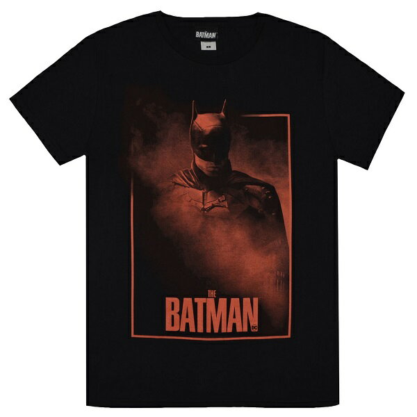 　BATMAN Red Smoke T-SHIRTS公認のオフィシャルライセンス商品！（画像をクリックで拡大します）（画像をクリックで拡大します） 商品名 BATMAN Red Smoke T-SHIRTS商品詳細アメリカを代表するアメコミ出版社のMARVEL COMICSと並び称されるDC COMICS。 1939年にDC COMICSの前身となる出版社、ナショナル・アライドが発行する「Detective Comics ＃27」で登場するやいなや一気にアメコミを代表するキャラクターとなったバットマン。 その後は約80年に渡りアメコミはもとより映画やアニメなどで全世界の人々に未だに愛され続け、もはや知らない人などいないスーパーヒーローです。 全世界での興行収入が5億ドルを超える大ヒットを記録した2022年公開の「THE BATMAN－ザ・バットマン－」のポスターデザインのTシャツ。 公認のオフィシャルライセンス商品です。サイズサイズ：S 身幅：約47cm 着丈：約64cm サイズ：M 身幅：約48cm 着丈：約69cm サイズ：L 身幅：約52cm 着丈：約72cm サイズ：XL 身幅：約57cm 着丈：約74cm ※平置きにて採寸し平均サイズを表示しております。輸入商品は国内商品のような緻密さに欠けるため、多少の誤差はご了承ください。 素材・その他素材：COTTON 100％ タグ表記：THE BATMAN注意事項撮影時のライティング、ご覧になっているモニター・PC環境により実際の商品と色味が異なって見える場合がございます。ご了承の上お買い求め下さい。