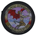 　BLACK SABBATH World Tour 78 Patch WAPPENバンド公認のオフィシャルライセンス商品！ 商品名BLACK SABBATH World Tour 78 Patch WAPPEN商品詳細68年バーミンガムで結成のロックの歴史を変えた最重要ハードロックバンド、BLACK SABBATH。 その後のドゥーム、ストーナーバンドに多大な影響を与えたことは言うまでもないですが、様々なジャンルのバンドでのカバーも目立つように多方面から未だに支持を受け続けるグレートバンドです。 幾度かのメンバーチェンジを経ながらも活動を続けましたが2017年2月に行われた地元バーミンガムでの公演を最後に49年に及ぶ長い活動に終止符を打ちバンドは正式に解散しました。 78年に行われたワールドツアーデザインのワッペン。 バンド公認のオフィシャルライセンス商品です。サイズサイズ：直径 9.5cm ※輸入商品は国内商品のような緻密さに欠けるため、多少の誤差はご了承ください。注意事項撮影時のライティング、ご覧になっているモニター・PC環境により実際の商品と色味が異なって見える場合がございます。ご了承の上お買い求め下さい。