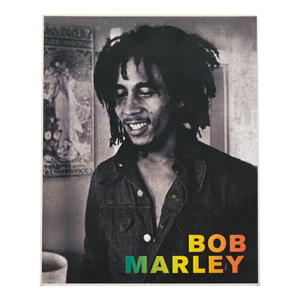 　BOB MARLEY Smile Portrait STICKER公認のオフィシャルライセンス商品！ 商品名BOB MARLEY Smile Portrait STICKER商品詳細62年のデビューから生涯を閉じる81年までの間に音楽界に多大なる痕跡を残したジャマイカンレゲエシンガーレジェンド、ボブ・マーリー。 同じくレゲエミュージシャンのピーター・トッシュ、バニー・ウェイラーらと結成したTHE WAILERS、解散後はBOB MARLEY & THE WAILERSとして活動しジャマイカの民族音楽だったレゲエを世界的に広め数多くの名曲を生み出しました。 36歳という若さでこの世を去った後もレゲエの神様と称され96年にはロックの殿堂入りを果たし、楽曲は様々なアーティストにカバーされるなど未だ世界中で愛され続けている偉大なミュージシャンです。 フォトグラファーのエイドリアン・ブート撮影による78年当時のボブ・マーリーのポートレートを使用したステッカー。 公認のオフィシャルライセンス商品です。サイズサイズ：縦12.5cm×横10cm ※輸入商品は国内品のような緻密さに欠けるため、多少の誤差はご了承ください。注意事項撮影時のライティング、ご覧になっているモニター・PC環境により実際の商品と色味が異なって見える場合がございます。ご了承の上お買い求め下さい。