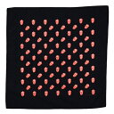 　THE ROLLING STONES Tongues BANDANAバンド公認のオフィシャルライセンス商品！ 商品名THE ROLLING STONES Tongues BANDANA商品詳細62年結成、ベロのアートワークとともに幅広い層に認知されるロックの代名詞的存在、THE ROLLING STONES。 トータルセールスは2億枚超を記録、音楽的な評価はもとより枚挙に暇がないほどの世界的な名誉を獲得し数多くのアーティストに影響を与え続ける真のレジェンドバンドです。 結成60周年を翌年に迎えようとしていた2021年8月24日に不動のドラマーでありオリジナルメンバーのチャーリー・ワッツがロンドンの病院で家族に見守られながら死去、世界中のロックファンに大きな衝撃を与え深い悲しみに包まれました。 バンドはチャーリー・ワッツの死を乗り越え、半世紀以上にわたる活動で一度も解散をすることもなく今もなお現役で活躍し続けています。 永遠のロックアイコン“ベロ”のアートワークが散りばめられたデザインのバンダナ。 バンド公認のオフィシャルライセンス商品です。サイズサイズ：約55cm×55cm ※輸入商品は国内商品のような緻密さに欠けるため、多少の誤差はご了承ください。素材・その他素材：COTTON 100％注意事項撮影時のライティング、ご覧になっているモニター・PC環境により実際の商品と色味が異なって見える場合がございます。ご了承の上お買い求め下さい。