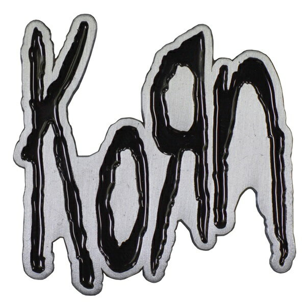 　KORN Logo PIN BADGEバンド公認のオフィシャルライセンス商品！（画像をクリックで拡大します）（画像をクリックで拡大します） 商品名KORN Logo PIN BADGE商品詳細LIMP BIZKIT、RAGE AGAINST THE MACHINEらと並ぶアメリカンラウドロックレジェンド、KORN。 前身バンドL.A.P.D.を経て93年に結成されるや、世界各地でKORNのようなバンドが溢れかえるという現象を巻き起こすなど後続のバンドに計り知れない影響を及ぼしました。 その類を見ない先鋭的な音楽スタイルで絶大な人気を誇り、メタルにヒップホップを融合させたニューメタルと称さるジャンルにおけるパイオニア的な存在のバンドです。 現在に至るまでトータルセールスは4,000万枚超を記録、2度のグラミー賞受賞を果たすなど圧倒的な存在感でシーンを牽引しています。 シンプルなバンドロゴのピンバッジ。 バンド公認のオフィシャルライセンス商品です。サイズサイズ：縦4.5cm×横4.5cm ※輸入商品は国内商品のような緻密さに欠けるため、多少の誤差はご了承ください。注意事項撮影時のライティング、ご覧になっているモニター・PC環境により実際の商品と色味が異なって見える場合がございます。ご了承の上お買い求め下さい。