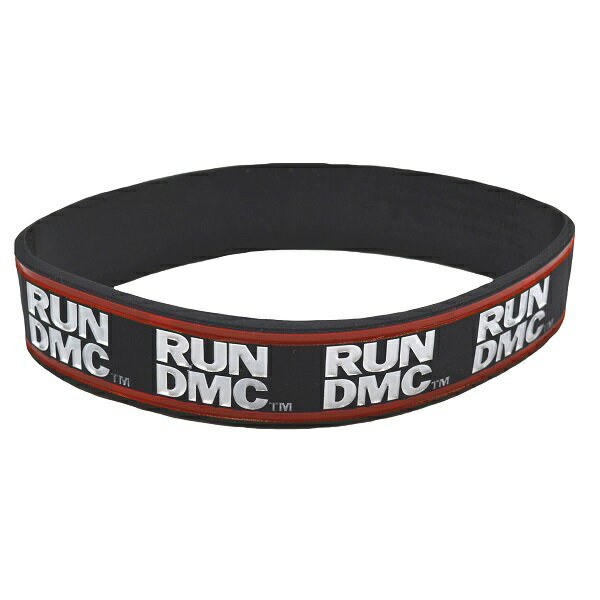 　RUN DMC Logo GUMMY WRISTBAND公認のオフィシャルライセンス商品！ 商品名RUN DMC Logo GUMMY WRISTBAND商品詳細Runことジョセフ・シモンズとD.M.C.ことダリル・マクダニエルズの2MCにDJのJam Master Jayことジェイソン・ミゼルの3人組によるヒップホップグループ、RUN DMC。 AEROSMITHのスティーヴン・タイラーとジョー・ペリーをゲストに迎え「Walk This Way」をカヴァーするなどロック界にも精通し、トータルセールスは2億3000万超を記録するヒップホップレジェンドです。 また彼らのファッションスタイルであるアディダスのジャージやスーパースタースニーカーは一世を風靡し、現在に至るまでオールドスクールヒップホップファションの象徴として根付いています。 2002年10月18日にDJのJam Master JayがNYクイーンズ地区のスタジオで銃撃を受け殺害された事件が発生、残された2人は今後RUN DMCとしての活動を行う予定がない事を明言し解散となります。 解散後の2009年にロックの殿堂入りを果たし2016年にはグラミー賞を受賞するなど、ヒップホップ黎明期におけるRUN DMCの活躍はシーンに大きな貢献を果たし評価され続けています。 シンプルなロゴがデザインのラバーリストバンド。 公認のオフィシャルライセンス商品です。サイズサイズ：約1.7cm (幅) / 約22cm (内周) ※輸入商品は国内商品のような緻密さに欠けるため、多少の誤差はご了承ください。素材・その他素材：RUBBER 100％ タグ表記：BRAVADO (ROCK OFF)注意事項撮影時のライティング、ご覧になっているモニター・PC環境により実際の商品と色味が異なって見える場合がございます。ご了承の上お買い求め下さい。