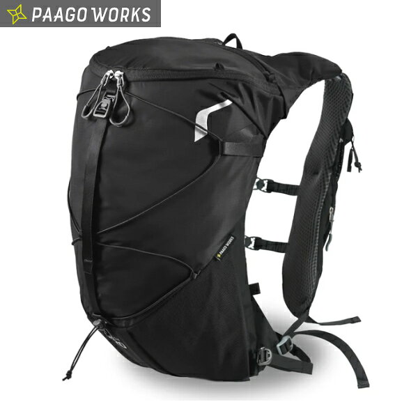 パーゴワークス・RUSH20r/ラッシュ20r説明文 PAAGO WORKS RUSH 20（パーゴワークス ラッシュ20） デイハイクからオーバーナイトまで対応する、約20Lのファストパッキングモデル 人気モデル「RUSH 20」がフルリニューアル。 PAAGO WORKS（パーゴワークス）RUSH 20は、トレイルランニングで培われたフィット感と軽快な背負い心地に、日帰り登山からオーバーナイトまで対応する収納力を備えたオールラウンドモデルです。 高重心設計による優れた重量バランス、体型に合わせて細かく調節できるショルダーハーネス、走りながらでも直感的に操作しやすいポケットレイアウトを採用。 トレイルランニング、スピードハイク、ファストパッキングなど、軽快に山を楽しみたいすべてのユーザーにおすすめのバックパックです。 ■ 人気モデル「RUSH 20」がフルリニューアル 従来モデルの使いやすさを継承しながら、フィット感とポケットレイアウトを全面的にアップデート。 荷物へのアクセス性が高まり、行動中に必要なものをより素早く取り出せるようになりました。 約20Lの容量を備え、装備を絞った日帰り登山はもちろん、季節やルートによってはオーバーナイトのファストパッキングにも対応します。 ■ 身体との一体感を高める高重心設計 バックパックの重心を身体の重心に近づける、高重心設計を採用。 荷物を背中の高い位置で安定させることで、走行中や登りでの左右の揺れを抑え、軽快な動きをサポートします。 バックパックが身体から離れにくく、長時間のランニングやハイキングでもバランスよく背負える設計です。 ■ 体型に合わせて調節できるショルダーハーネス ショルダーハーネスは、さまざまな体型のランナーにフィットするよう設計されています。 ベルクロ仕様のアジャスターにより、ハーネスの長さを無段階で調節可能。ステッチを目安に左右をそろえながら、身体に合った位置へ細かく設定できます。 ハーネスの長さを適切に合わせることで、走行中の揺れや肌との擦れを抑え、快適なフィッティングを実現します。 フィッティングの目安 荷物を入れた状態でチェストストラップを締め、上下のチェストベルトが同じ程度の長さになるよう調節してください。 ハーネス下部が水平になる位置が、適正なフィッティングの目安です。 ■ 肌当たりのやさしいチェストストラップ チェストストラップには、しなやかで柔らかな素材を採用。 ランニング中の胸まわりへの圧迫感や肌当たりに配慮し、長時間でも快適に使えるよう設計されています。 ■ 独自バックル「PGW TWIST LOCK」 チェストストラップには、PAAGO WORKS独自設計の「PGW TWIST LOCK」を採用。 軽量性と耐久性を両立しながら、手がかじかんだときや疲れている場面でも操作しやすい構造です。 慣れれば片手でも開閉でき、行動中の着脱をスムーズに行えます。 ■ 行動中に使いやすいポケットレイアウト 実際のユーザーボイスをもとに、ハーネスや本体のポケット配置を見直しました。 使用頻度の高いボトル、補給食、スマートフォン、ヘッドライト、シェルなどを適切な位置へ収納でき、バックパックを下ろす回数を減らせます。 ■ ボトルポケット ショルダーハーネス上部には、600mLまでのソフトフラスクや500mLのペットボトルに対応するボトルポケットを装備。 ドローコードでボトルを固定でき、走行中の飛び出しや脱落を防ぎます。 緊急時に使用できるホイッスルも備えています。 ■ タブレットポケット ハーネス上段には、ショットタイプのサプリメントや小型の補給食に適したポケットを配置。 行動中でも指を入れやすく、素早く取り出せるよう、ポケットの深さやマチを調整しています。 ■ スナックポケット ハーネス下段には、補給食やスマートフォンを収納できる大容量ポケットを配置。 前モデルより容量を拡大し、ドローコードによって中身の飛び出しを防止します。 右側のポケットにはジッパーも備え、スマートフォンなどをより確実に収納できます。 ■ ジッパーポケット 右ハーネス下部には、貴重品の収納に便利なジッパーポケットを装備。 内側にはキーフックを備え、鍵などの小物を安全に携行できます。 荷物を入れても身体に干渉しにくい位置に配置されています。 ■ トップポケット 本体上部には、ヘッドライトや小物の収納を想定したトップポケットを配置。 慣れればバックパックを背負ったままでもアクセスできます。 キーフック付きで、車や自宅の鍵の収納にも便利です。 ■ ボトムポケット 本体下部には、背負ったまま左右からアクセスできるボトムポケットを装備。 ボトル、ウインドシェル、レインウェアなど、行動中に出し入れしたい装備の収納に適しています。 広い間口で取り出しやすく、不意の脱落を防ぐ独自形状を採用しています。 ■ ハイドレーションポケット 背面側にはハイドレーションパック用の専用ポケットを装備し、ホースをショルダー側へ通すことができます。 薄手のシェルジャケットやレインパンツを収納すれば、背中と荷物の間のクッションとしても活用できます。 ■ コンプレッションベルト 本体外側のコンプレッションベルトが、荷物の縦方向への揺れを抑えます。 荷物が少ないときの容量調整に加え、ヘルメットや脱いだシェルなどを外側へ固定するときにも便利です。 ■ 取り外して洗えるバックパネル 背面には、両面メッシュと穴あきフォームを組み合わせたバックパネルを採用。 通気性を確保し、運動中に熱や汗がこもりにくい構造です。 バックパネルは取り外して洗えるため、汗をかく季節でも清潔に保ちやすくなっています。 ■ 別売ポールホルダーに対応 別売の「RUSH POLE HOLDER」を取り付け可能。 本体上部の2カ所と下部の1カ所にあるループを使用して装着します。 トレッキングポールを使用するトレイルランニングやスピードハイクにも対応します。 ■ 「Designed by the Runners」 2015年に誕生したRUSHシリーズは、実際にフィールドで使用するランナーの声を取り入れながら進化を続けてきました。 肩への負担や揺れといった身体的なストレスだけでなく、ポケットへアクセスしにくい、バックルを操作しにくいといった心理的なストレスまで減らすことを目指し、数多くの試作とフィールドテストを重ねています。 新しいRUSH 20も、多くのランナーとともに作り上げたバックパック。 「ランナーみんなが作った理想の道具でありたい」というPAAGO WORKSの想いが、“Designed by the Runners”という言葉に込められています。 ■ 商品仕様 商品名：RUSH 20 ブランド：PAAGO WORKS（パーゴワークス） 容量：約20L（ポケットを含む） サイズ：約430×300×190mm 重量：約480g フィッティング目安：胸囲75～100cm 付属品：バンジーコード、コードロック カラー：Midnight、Sand Storm ■ポイント RUSH 20は、トレイルランニング用パックのフィット感と、日帰り登山に必要な収納力をバランスよく備えたモデルです。 容量は約20Lありながら重量は約480g。水分、防寒着、レインウェア、行動食、ファーストエイドなどを携行する日帰りのロングトレイルやスピードハイクに非常に使いやすいサイズです。 特に魅力的なのは、バックパックを下ろさなくても水分、補給食、スマートフォン、シェルへアクセスしやすいこと。ハーネスポケットとボトムポケットを使い分けることで、行動を止めずに必要な装備を取り出せます。 従来のRUSH 20よりもハーネス調節の自由度とポケットの使い勝手が向上しており、体型や使い方に合わせやすくなりました。 日帰りのスピードハイクを中心に、装備をコンパクトにまとめたファストパッキングまで、一つのバックパックで幅広く楽しみたい方におすすめです。