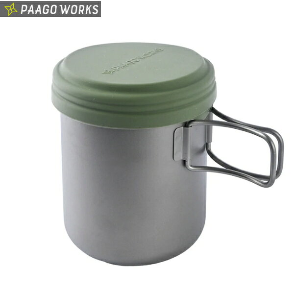 TRAILPOT R500/トレイルポット R500 PAAGO WORKS TRAILPOT R500（パーゴワークス トレイルポット R500） 究極の山旅クッカー 軽く、細く、無駄なく収まる。ソロハイクのためのチタンクッカー PAAGO WORKS（パーゴワークス）の「TRAILPOT R500」は、ソロハイキングやファストパッキングのために、軽量性と収納効率を追求したチタン製クッカーです。 チタンカップ単体の重量はわずか約68g。満水容量は500mlで、アルファ米用のお湯と食後のコーヒーを作るなど、ミニマルな山ごはんにちょうどよいサイズです。 内径約88mmのスリムな本体には、110サイズのOD缶と小型バーナーヘッドをまとめて収納可能。 さらに、耐熱性と密閉性を備えた独自のシリコンキャップを採用し、クッカーとしてだけでなく、ギアをまとめるコンテナとしても活用できます。 装備をできるだけ軽く、コンパクトにまとめたいハイカーのための、独創的なソロクッカーです。 ■ ソロハイクに最適な500mlサイズ 満水容量は約500ml。 アルファ米に使用する約180mlのお湯と、コーヒーやスープ用の約120mlのお湯をまとめて沸かすなど、一人分の軽食に使いやすい容量です。 大きな調理はせず、湯沸かしを中心に装備をまとめたいソロハイカーに適しています。 日帰り登山、山小屋泊、ファストパッキング、自転車旅など、携行性を重視した山行におすすめです。 ■ チタンカップ単体で約68g 本体には、軽量で耐久性に優れた国産チタンを使用。 チタンカップ単体の重量は約68g、シリコンキャップを含めても合計約98gです。 荷物の重量を少しでも抑えたいウルトラライト志向の装備にも取り入れやすく、バックパックへ入れても負担になりにくい軽さです。 ■ 直径を抑えたスリム設計 チタンカップの外径は約92mm、内径は約88mm。 一般的な丸型クッカーよりも一回り細く、バックパックのサイドポケットや小さな隙間にも収めやすい形状です。 高さは約103mmあり、直径を抑えながら500mlの容量を確保しています。 スリムなボトル感覚で収納できるため、パッキング時のデッドスペースを減らせます。 ■ 110サイズのOD缶を逆さに収納 TRAILPOT R500最大の特徴のひとつが、110サイズのガスカートリッジを逆さにして収納する独自のスタッキング方法です。 OD缶の底部にある広いフランジ部分ではなく、直径の細い本体部分に合わせてクッカーの内径を設計。 これにより、ガス缶とクッカーの隙間を抑え、従来よりもスリムな収納を実現しています。 110サイズのOD缶と小型バーナーヘッドを一緒に収納でき、湯沸かしに必要な道具をひとまとめにできます。 ※収納できるバーナーヘッドの形状やサイズは製品によって異なります。 ■ 隙の少ないスタッキング クッカー内部へガス缶やバーナーをすっきり収められるため、移動時のガタつきや無駄な空間を減らせます。 必要な道具が一つにまとまることで、現地での準備や撤収もスムーズです。 「クッカーの中に何を入れるか」まで考えて設計された、PAAGO WORKSらしい合理的なクッキングシステムです。 ■ 独自設計のシリコンキャップ 付属のシリコンキャップは、TRAILPOT R500のために専用設計されています。 一般的な薄型の金属フタとは異なり、開閉しやすさと密閉性を両立した二段式リブ構造を採用。 移動中に外れにくく、内部に収納したガス缶やバーナー、小物の飛び出しを防ぎます。 素材には食品対応の耐熱シリコンを使用しています。 ■ クッカーをミニコンテナとして活用 シリコンキャップを装着することで、TRAILPOT R500をギアコンテナとして使用できます。 小型バーナー、ライター、カトラリー、コーヒー、調味料など、細かな道具をまとめて持ち運ぶことが可能です。 スタッフバッグを使用せず、そのままバックパックへ収納しやすいため、装備もパッキングもシンプルになります。 ※完全防水ではありません。液体を入れた状態では漏れる場合があります。 ■ ハンドルを固定できるロック構造 折りたたみ式ハンドルを閉じた状態で上へスライドすると、シリコンキャップの隙間へ収まり固定できます。 移動中にハンドルが不意に開くのを防ぎ、バックパック内でのガタつきや引っ掛かりを軽減します。 フタだけでなく、ハンドルの固定機構まで兼ねた機能的な設計です。 ■ 湯沸かし時はキャップを裏返して使用 シリコンキャップは、湯沸かし時に裏返してクッカーのフタとして使用できます。 フタをすることで熱を逃しにくくし、効率よくお湯を沸かせます。 ただし、密閉した状態のまま火にかけることはできません。 必ずキャップを裏返し、蒸気が逃げる状態で使用してください。 ■ 小型ストーブと相性のよい直径 チタンカップの内径は約88mm。 小型ガスバーナーやアルコールストーブなど、コンパクトな五徳でも使用しやすいサイズです。 ソロハイク向けのミニマルな湯沸かしセットを作りやすく、必要最小限の装備で山へ出かけられます。 ※使用前にバーナーや五徳との適合性と安定性を確認してください。 ■ TRAIL CUP 300と組み合わせ可能 別売の「TRAIL CUP 300」のプラカップと組み合わせて使用できます。 チタンカップでお湯を沸かし、プラカップでコーヒーやスープを作るなど、調理用と食器用を分けることが可能です。 他社製のクッカーへスタッキングできる場合もあり、自分の装備に合わせたクッキングシステムを組み立てられます。 ※組み合わせる製品の寸法を事前に確認してください。 ■ コンパクトながら使いやすい折りたたみハンドル 本体には折りたたみ式のワイヤーハンドルを装備。 使用時には左右へ開き、湯沸かしや飲み物を注ぐ際に本体を持ちやすくします。 収納時には本体に沿わせて折りたためるため、スリムな形状を保てます。 加熱直後はハンドルも熱くなるため、必ず耐熱グローブや手ぬぐいなどを使用してください。 ■ 商品仕様 商品名：TRAILPOT R500 ブランド：PAAGO WORKS（パーゴワークス） 満水容量：約500ml サイズ： チタンカップ：外径約92mm、内径約88mm、高さ約103mm、厚さ約0.4mm シリコンキャップ：外径約98mm、高さ約28mm 重量： チタンカップ：約68g シリコンキャップ：約30g 合計：約98g 主素材： チタンカップ：チタン（国産） シリコンキャップ：耐熱シリコン（中国製） 付属品：シリコンキャップ TRAILPOT R500は、調理を最小限にして、湯沸かしを中心に山で食事をする方にぴったりのクッカーです。 満水容量500mlは、アルファ米、フリーズドライ食品、スープ、コーヒーなどを楽しむソロハイクにちょうどよい容量。一般的な750～900mlクラスのクッカーよりも細く、荷物をかなりコンパクトにまとめられます。 最大の魅力は、110サイズのOD缶を逆さに収納する発想です。ガス缶の形状をうまく利用することで本体をスリムにし、バーナーヘッドまで一緒に収納できるため、無駄の少ない湯沸かしセットが作れます。 また、独自のシリコンキャップは、移動時のフタ、ハンドルの固定、ギアコンテナとしての役割を兼ねています。一般的なチタンクッカーで気になりやすい、収納時のフタの外れやカタカタ音を抑えられる点も実用的です。 本格的な料理を楽しむならTRAILPOT S900、アルファ米やコーヒー用の湯沸かしを中心に、とにかく軽く小さくしたいならTRAILPOT R500がおすすめです。